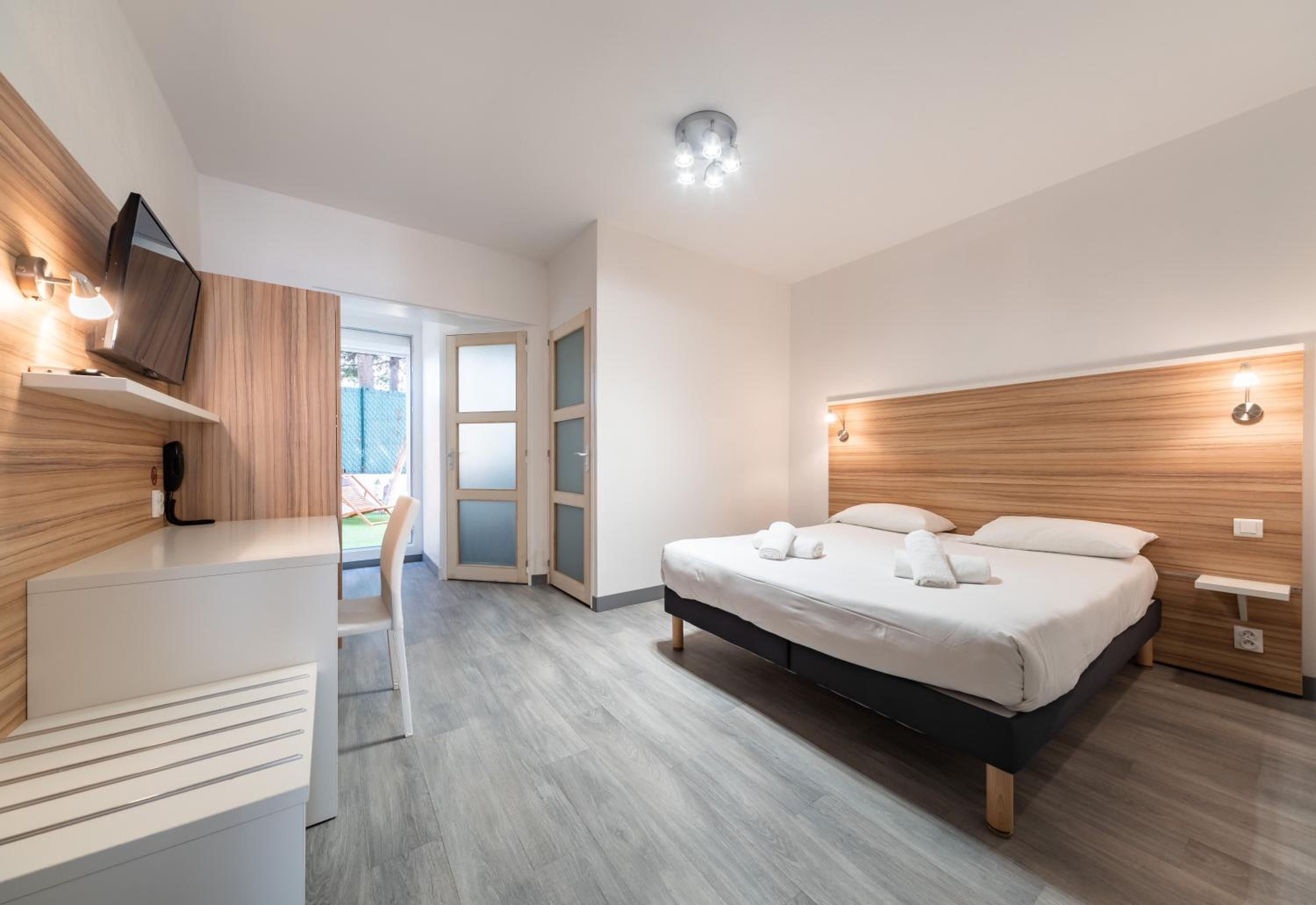 Superior Double Room 20 m2 with Private Terrace - Photo 9