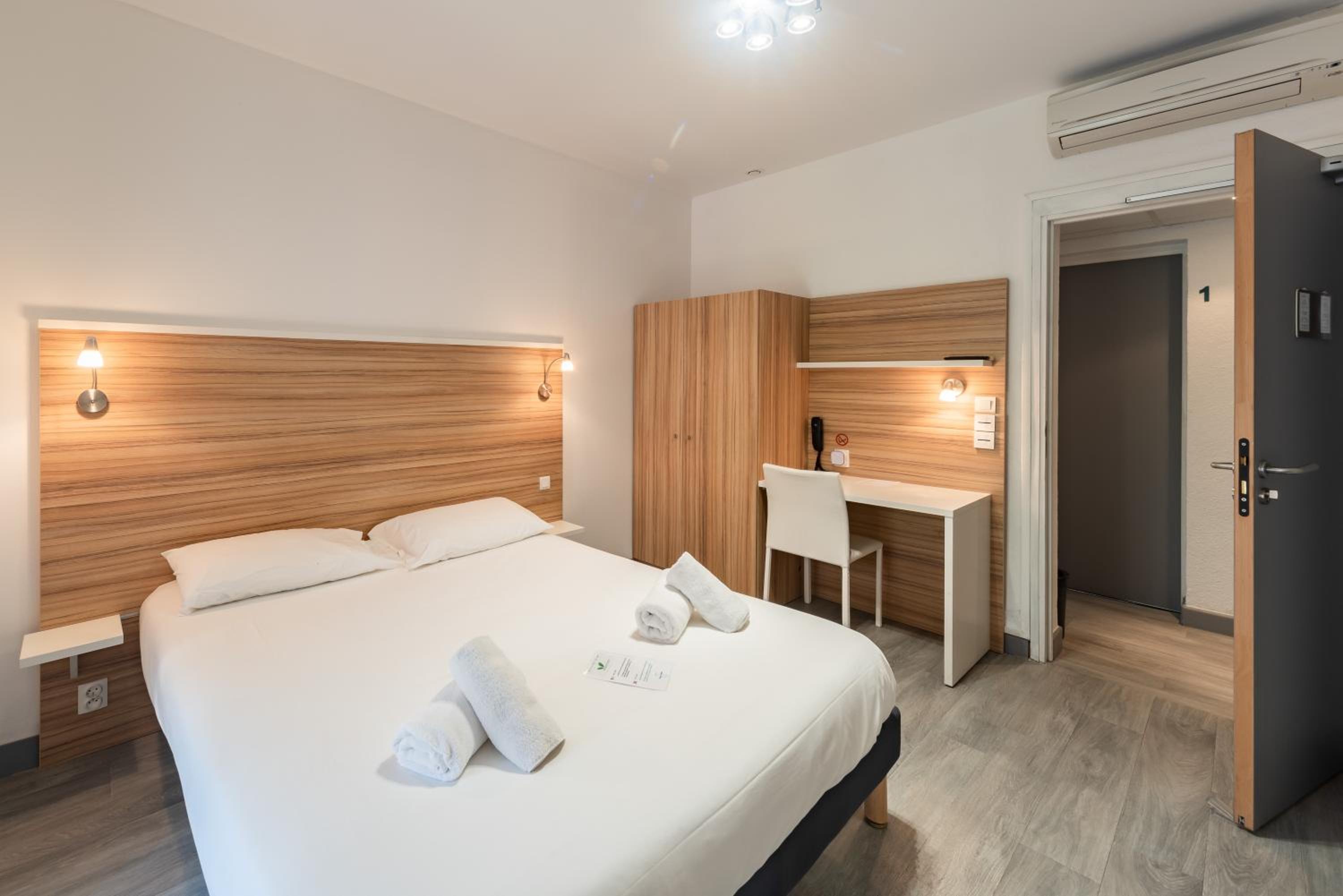 Superior Double Room 20 m2 with Private Terrace - Photo 10