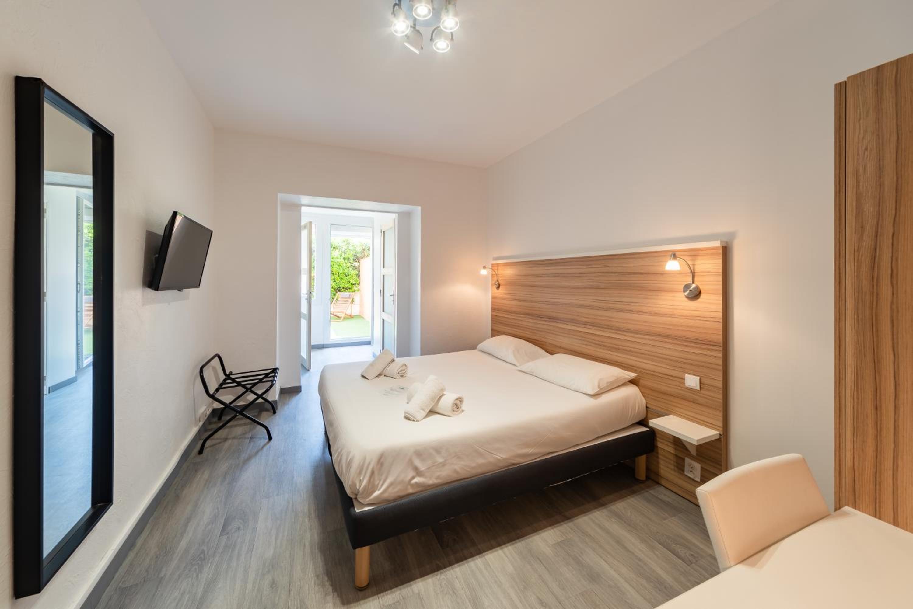 Superior Double Room 20 m2 with Private Terrace - Photo 8