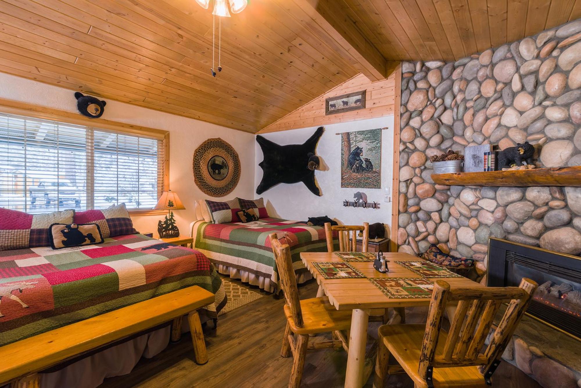 Family Room with Two Queen Beds - The Bears Den