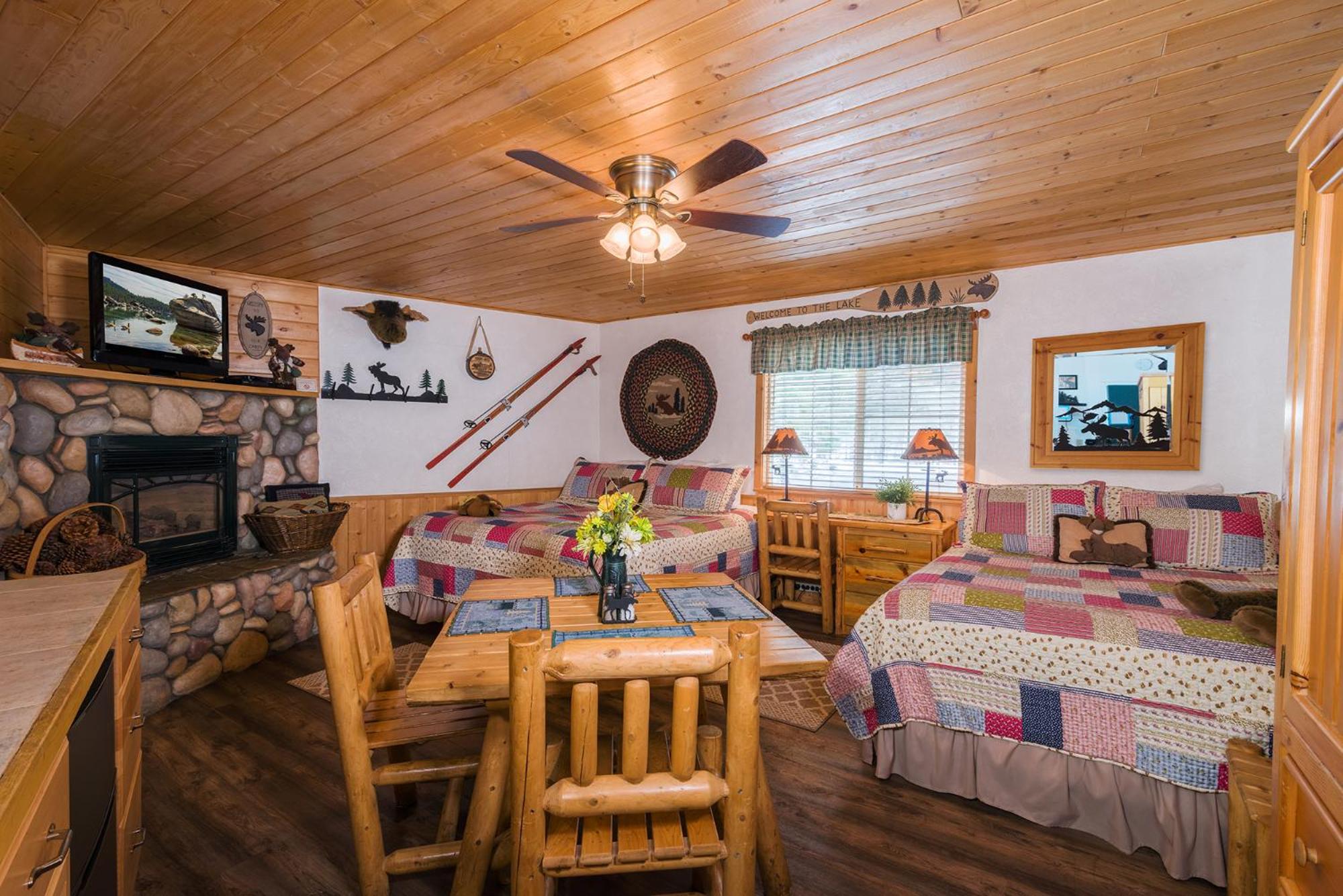 Family Room with King and Queen Bed - The Moose Lodge
