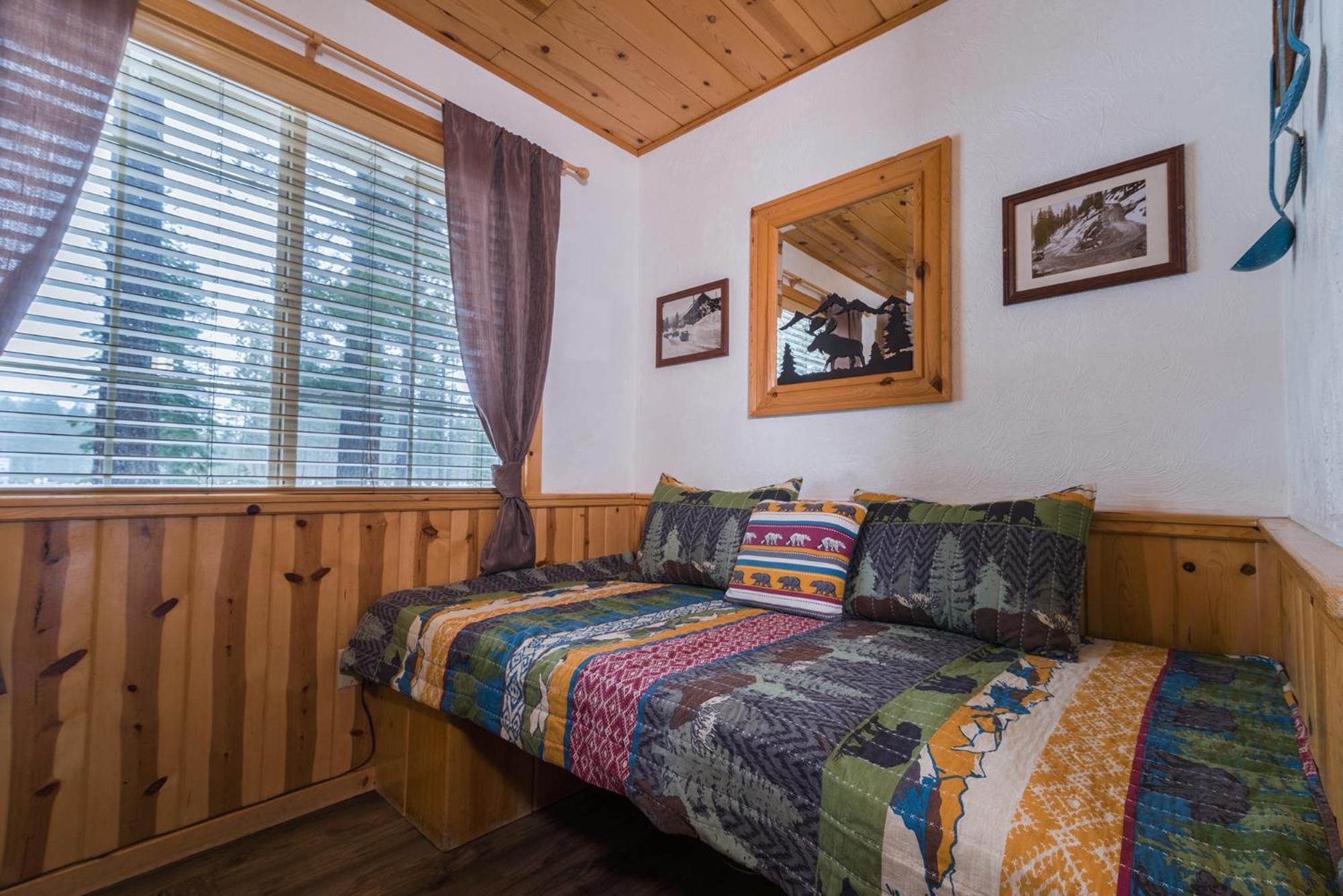 Queen Room with Optional Twin Bed - Pioneer