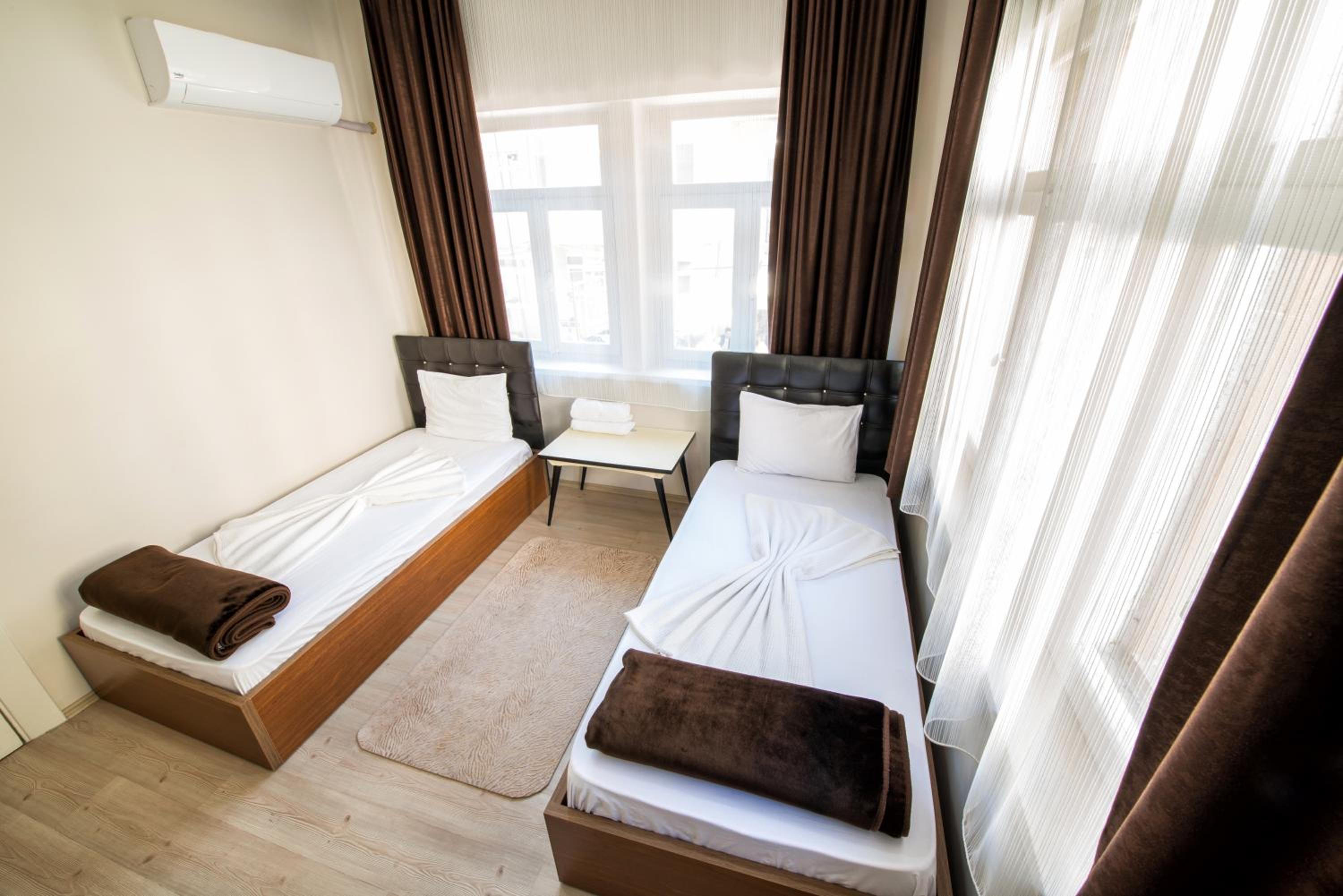 Double or Twin Room with Shower and Air Conditioning photo 1
