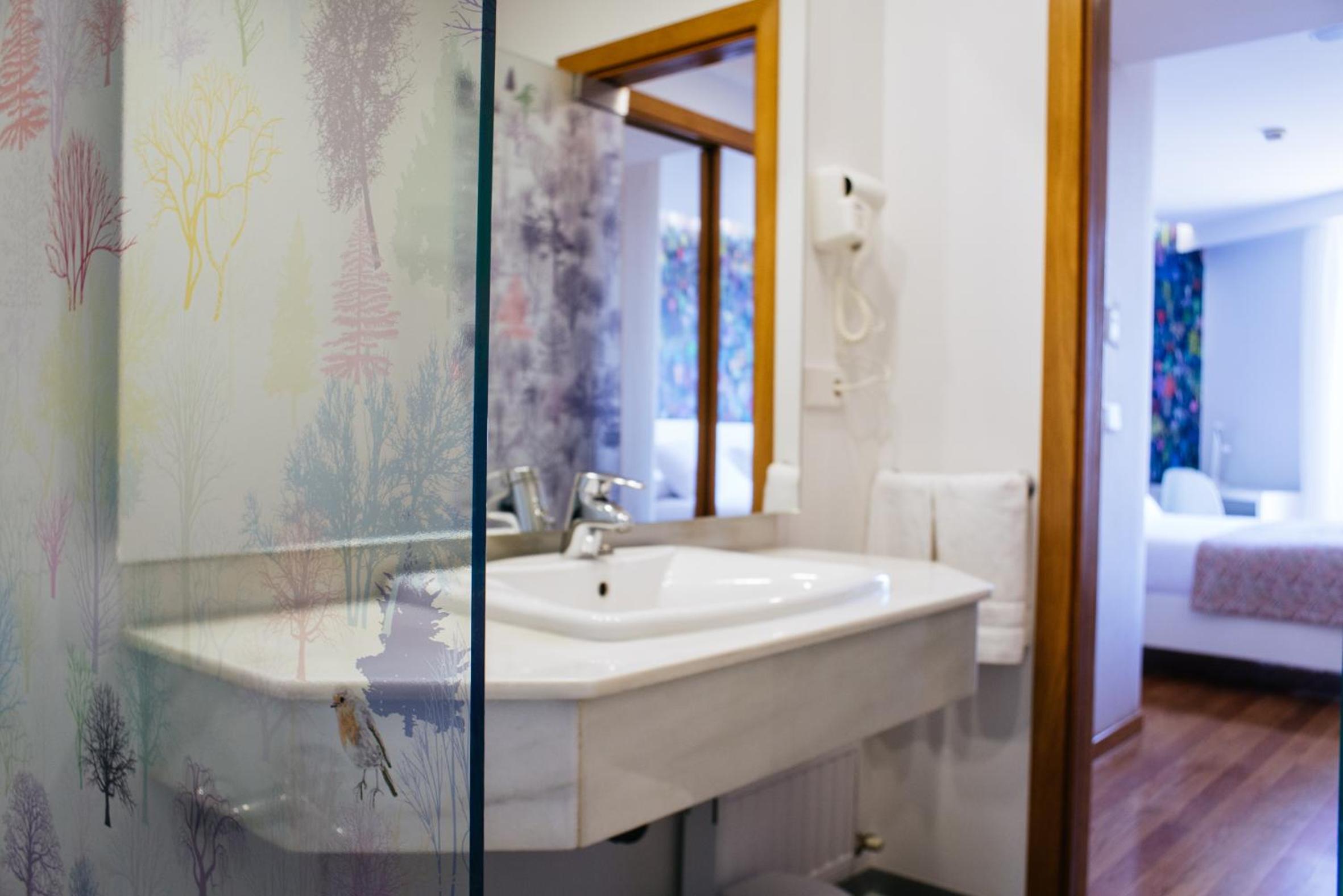 Deluxe Double or Twin Room - Photo 14