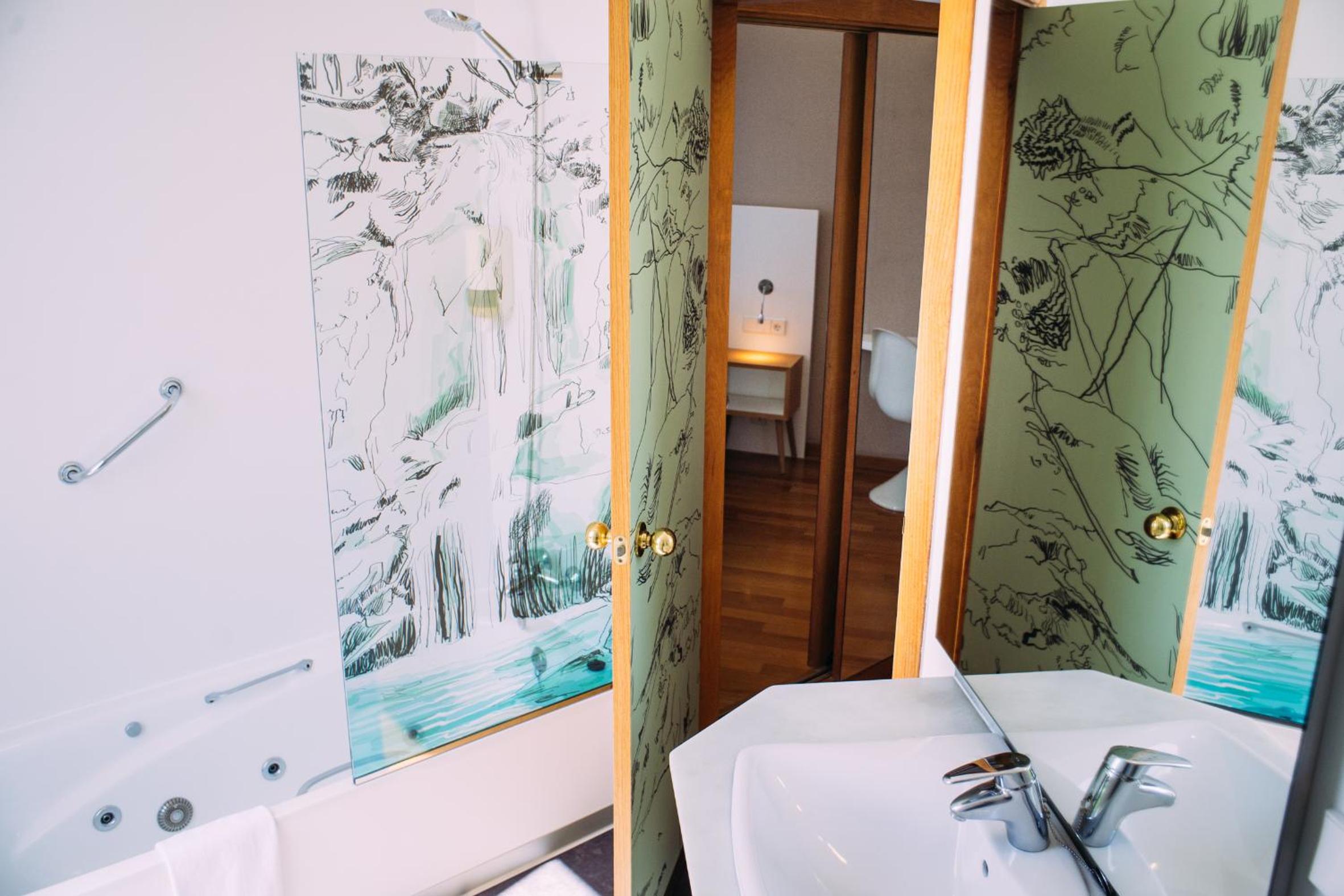 Deluxe Double or Twin Room - Photo 11