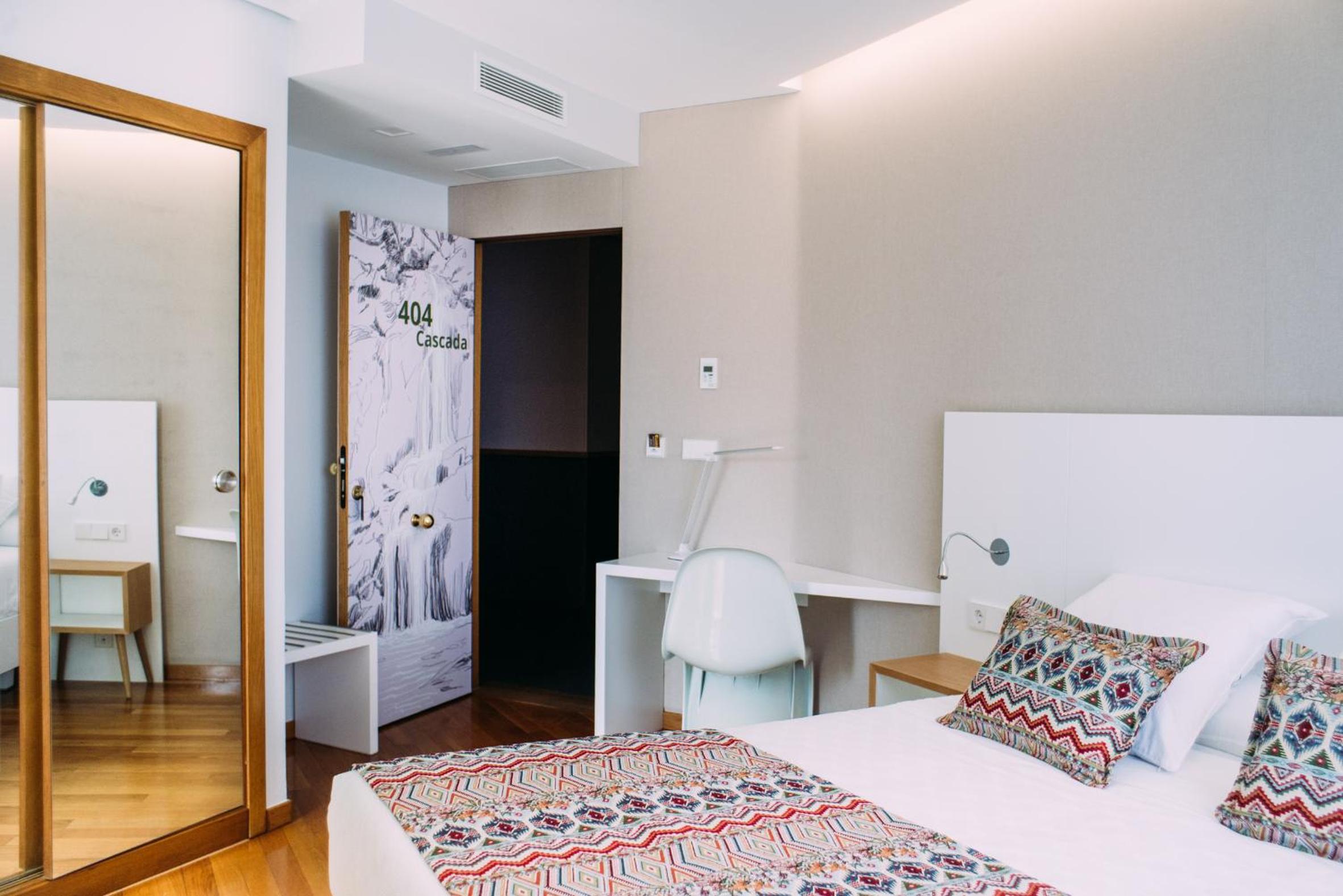 Deluxe Double or Twin Room - Photo 10