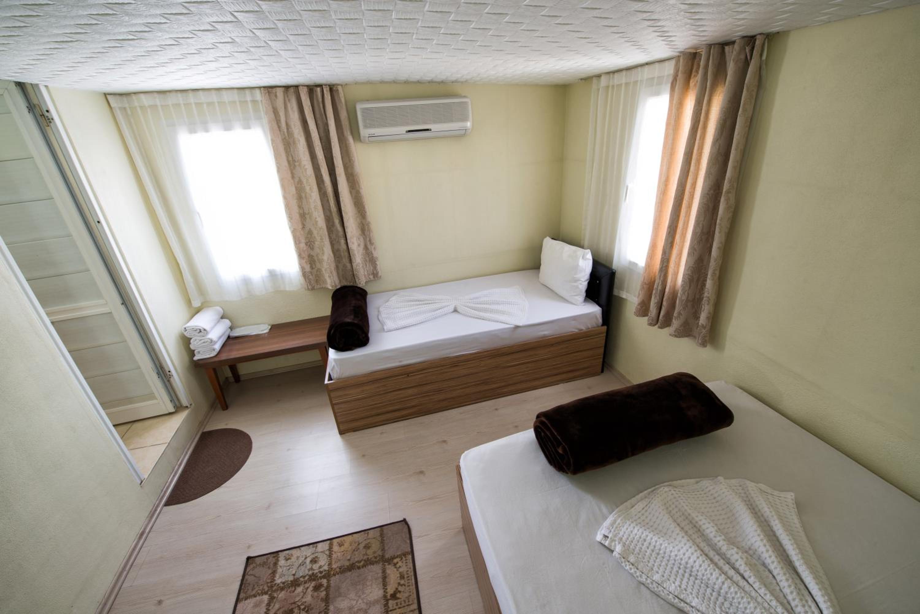 Double or Twin Room with Shower and Air Conditioning photo 2