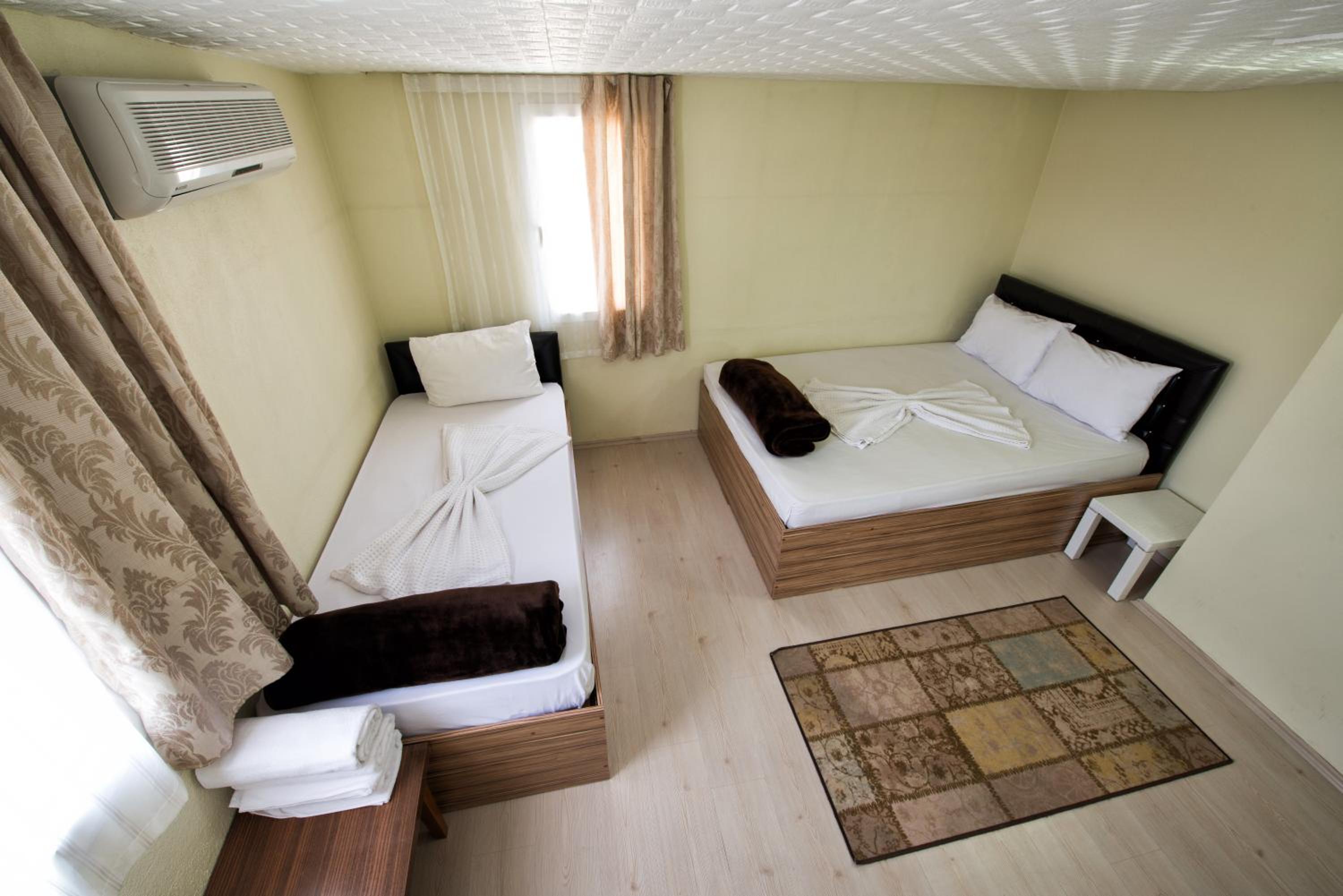 Double or Twin Room with Shower and Air Conditioning photo 3