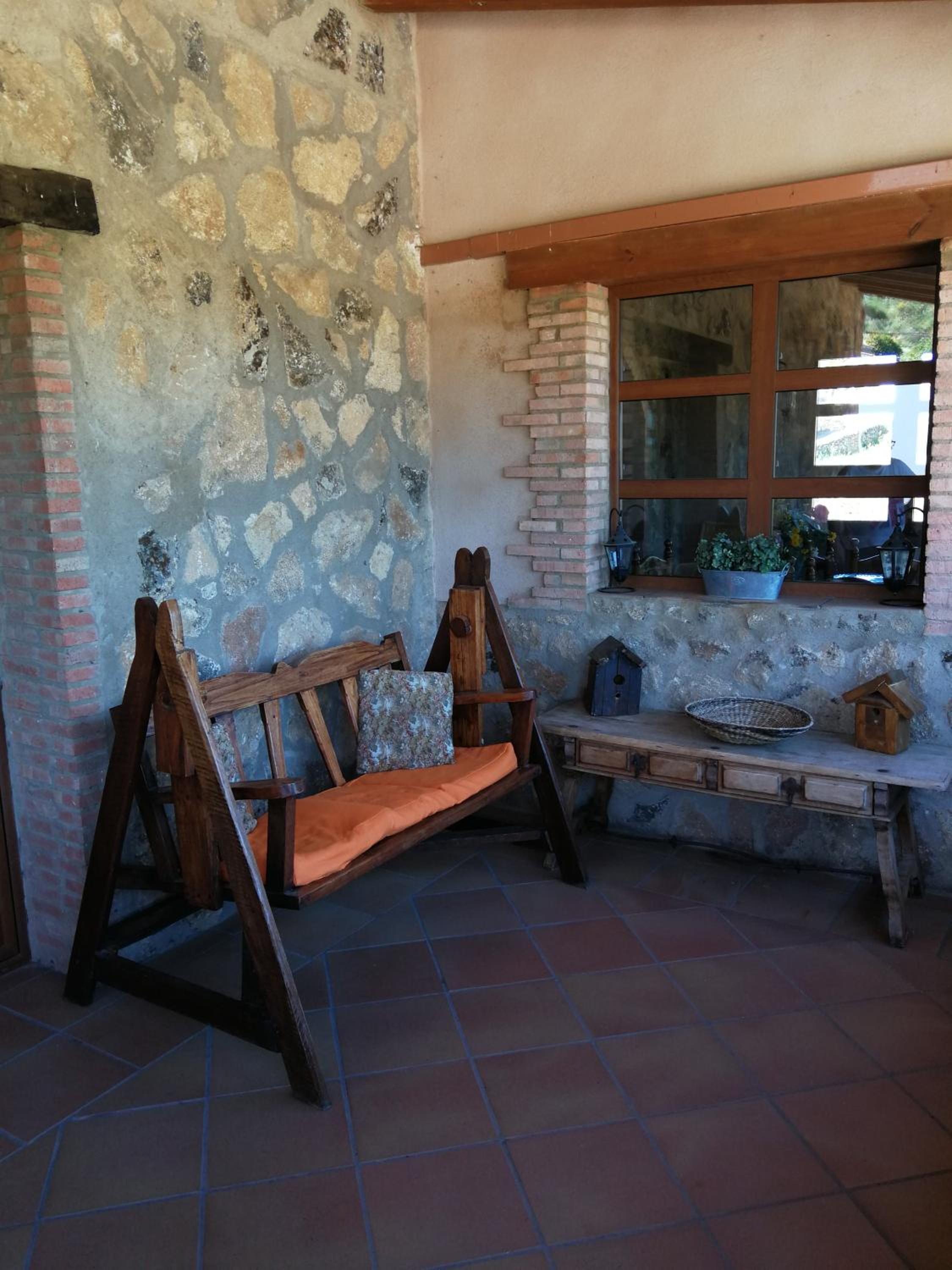 Six-Bedroom House photo 2