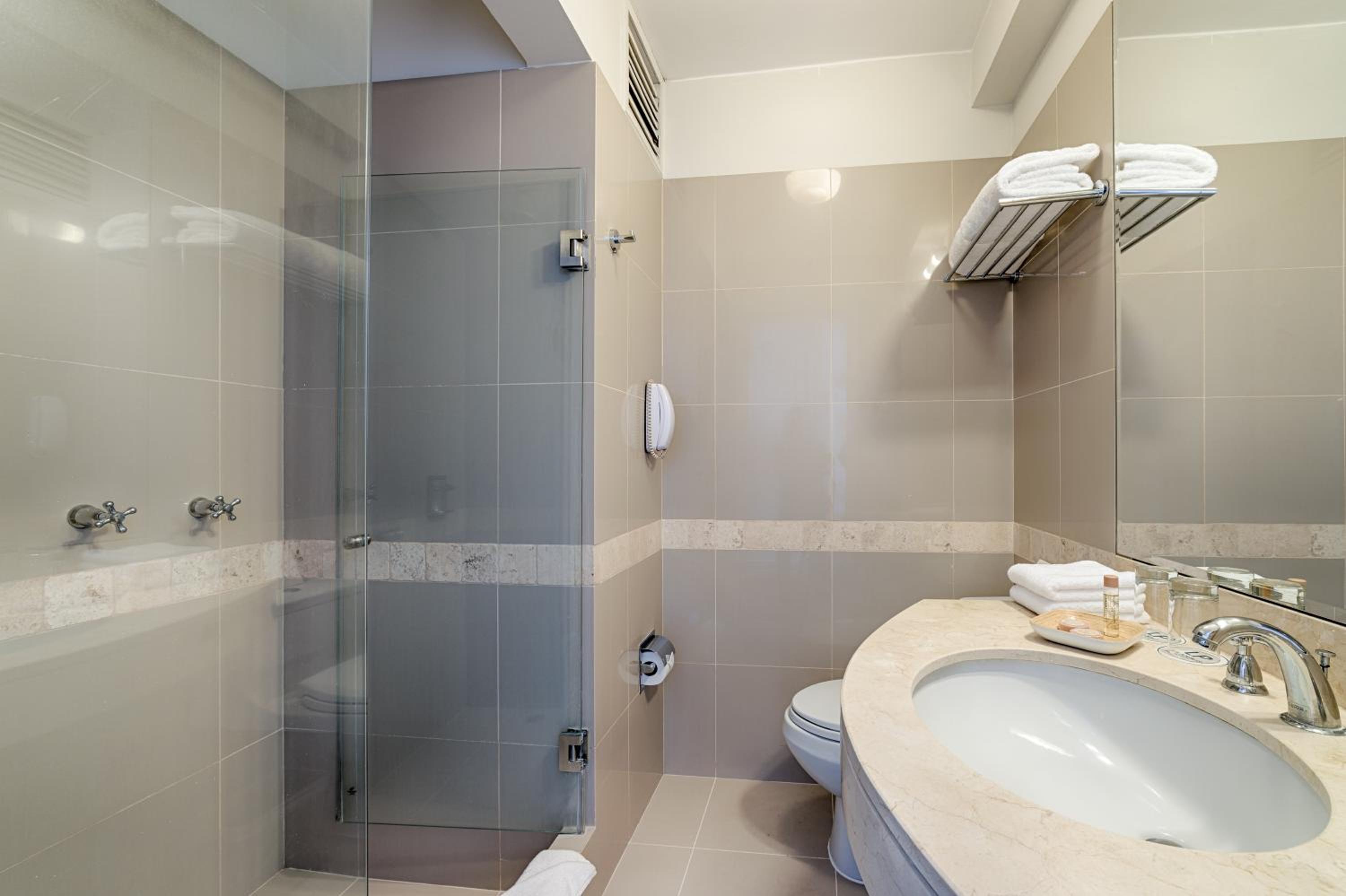 Standard Twin Room - Photo 6