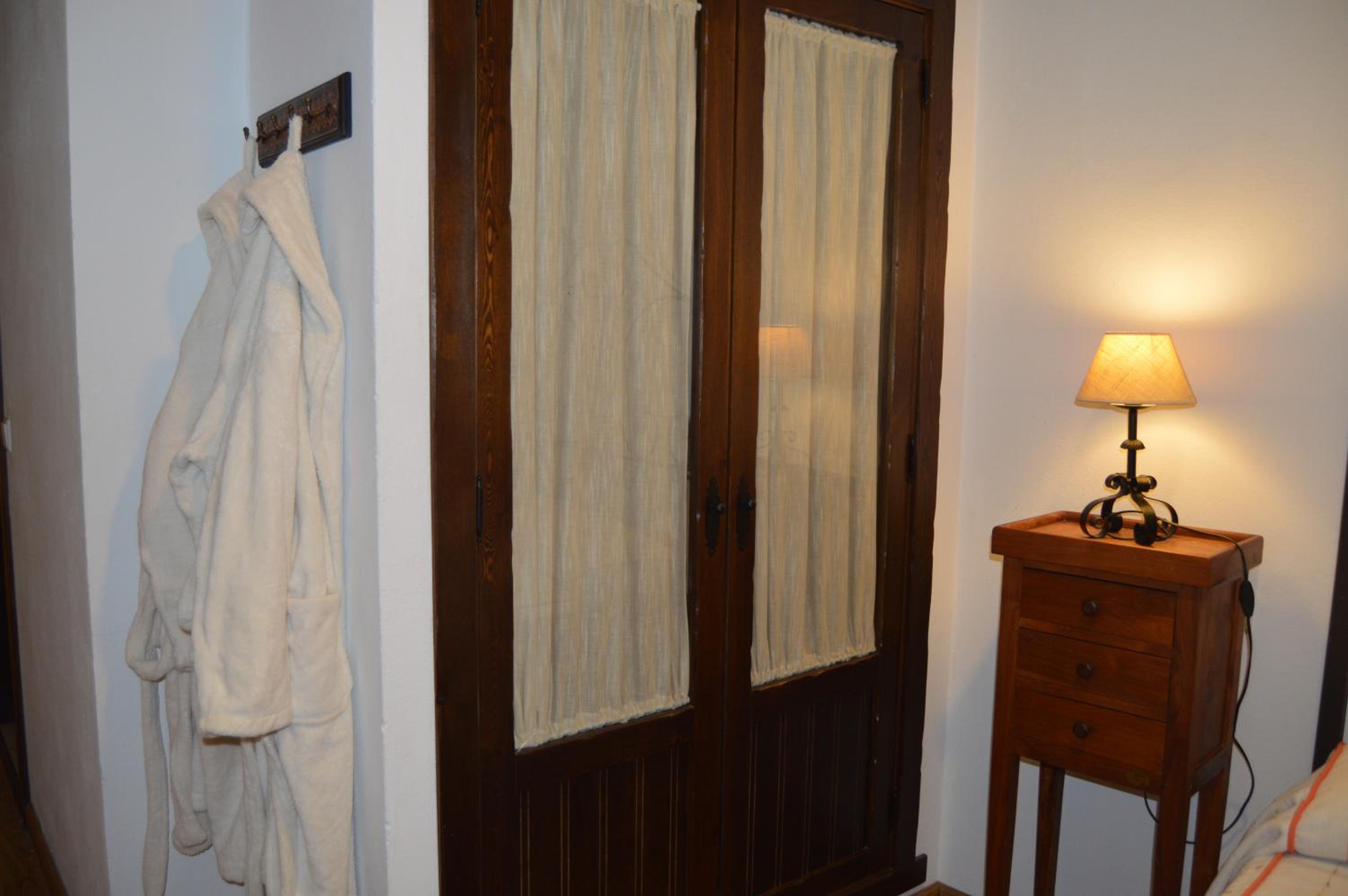 Apartment with Terrace - Photo 11