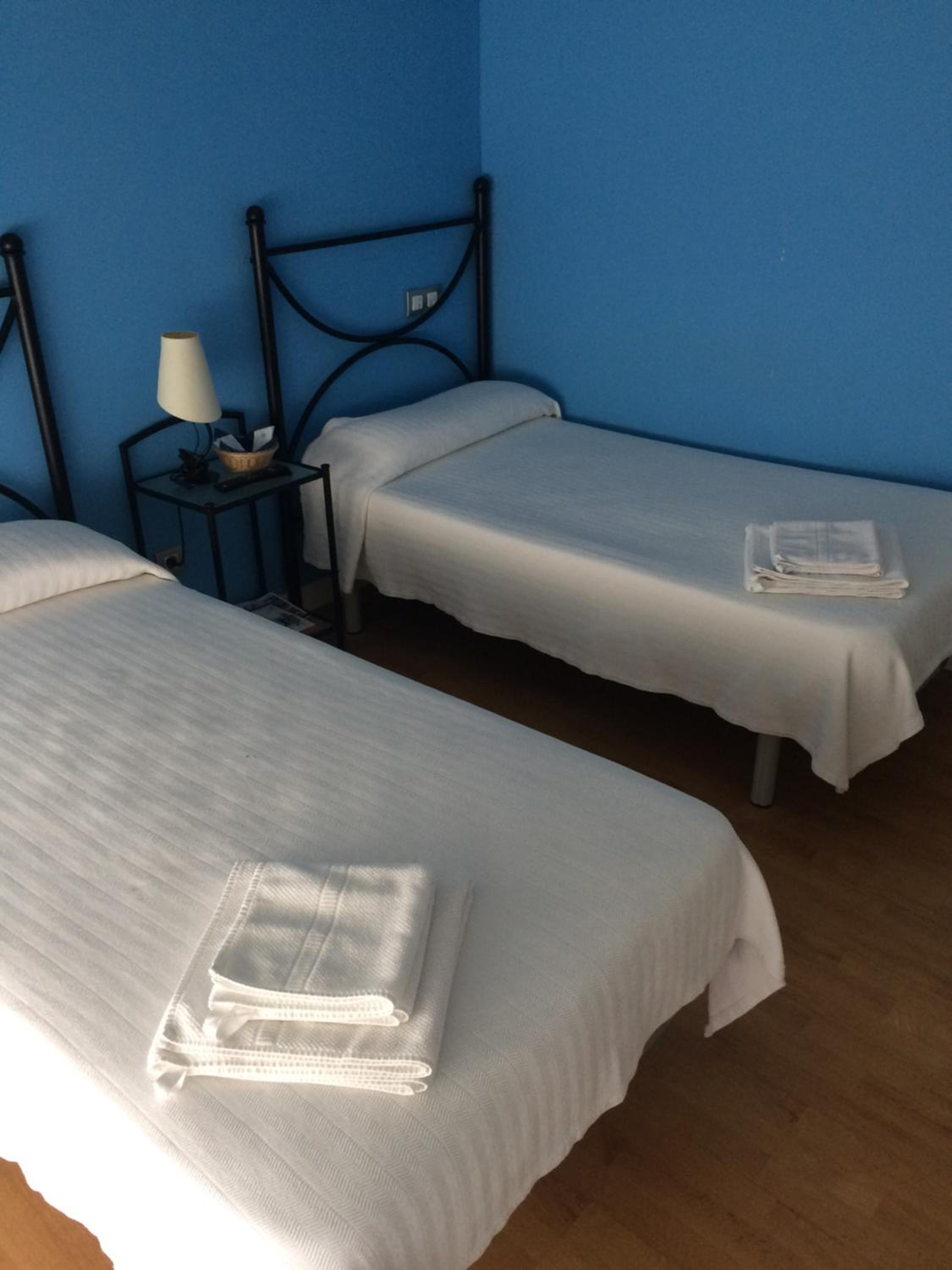 Twin Room with Private Bathroom - Photo 1