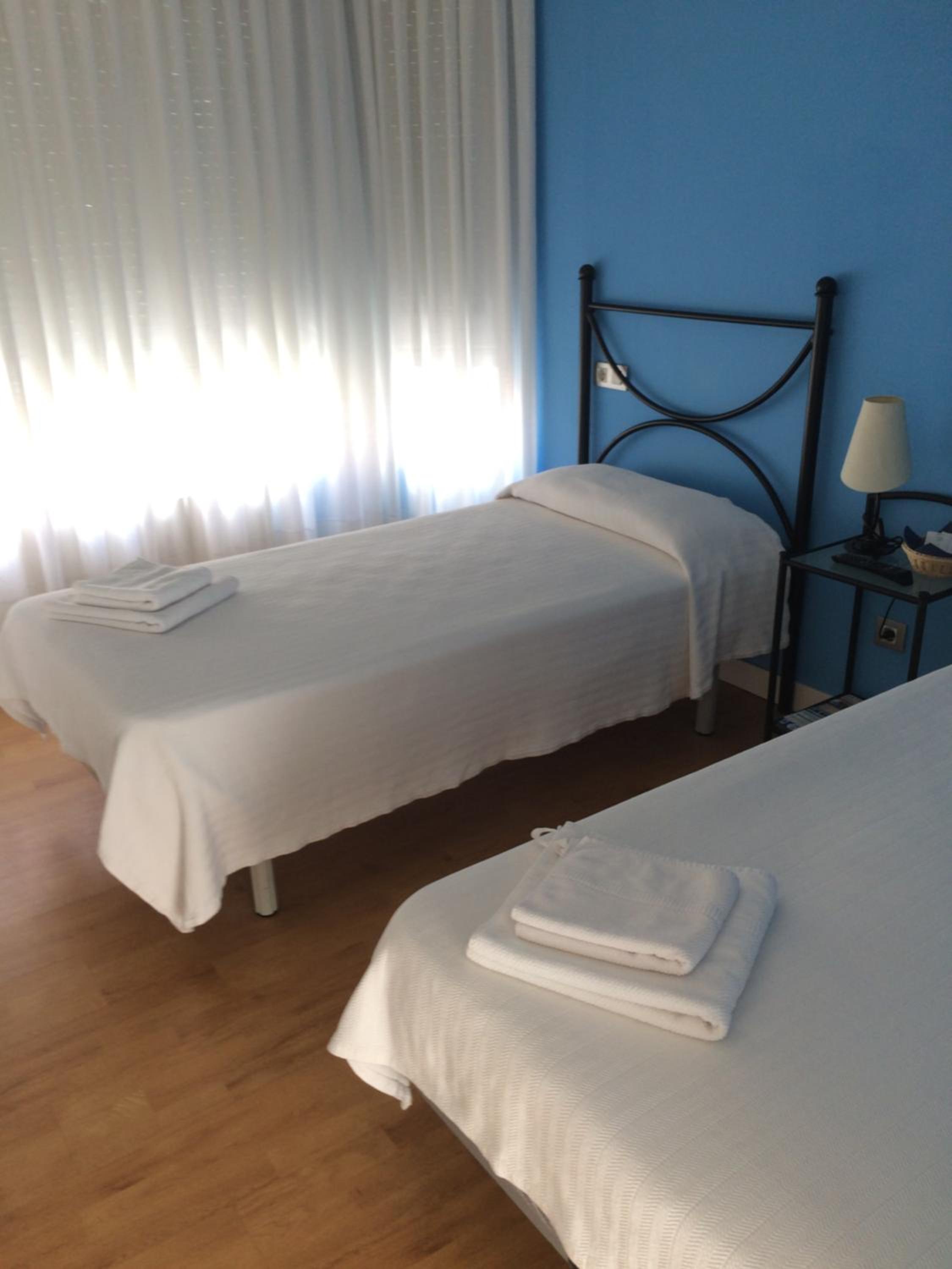 Twin Room with Private Bathroom - Photo 3