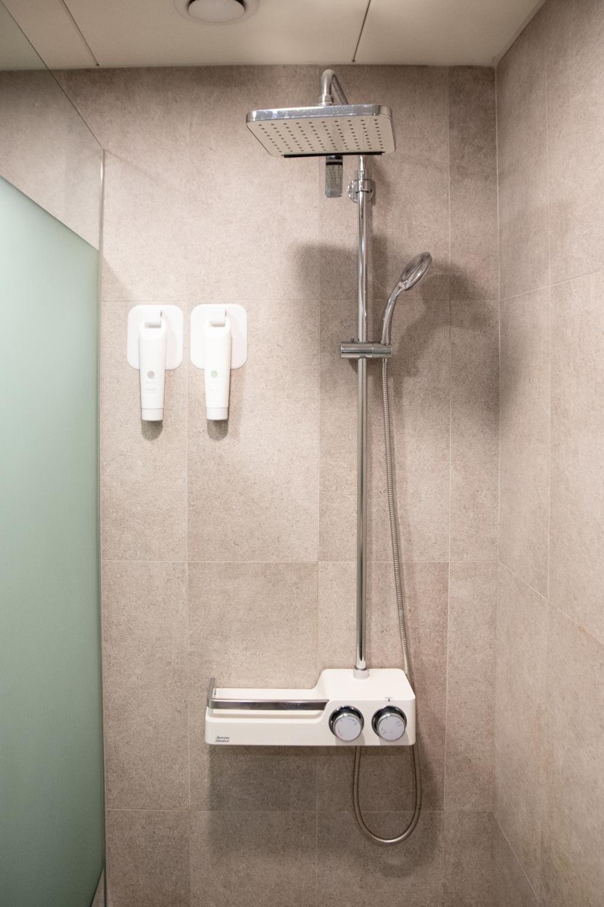 Standard Twin Room - Photo 12