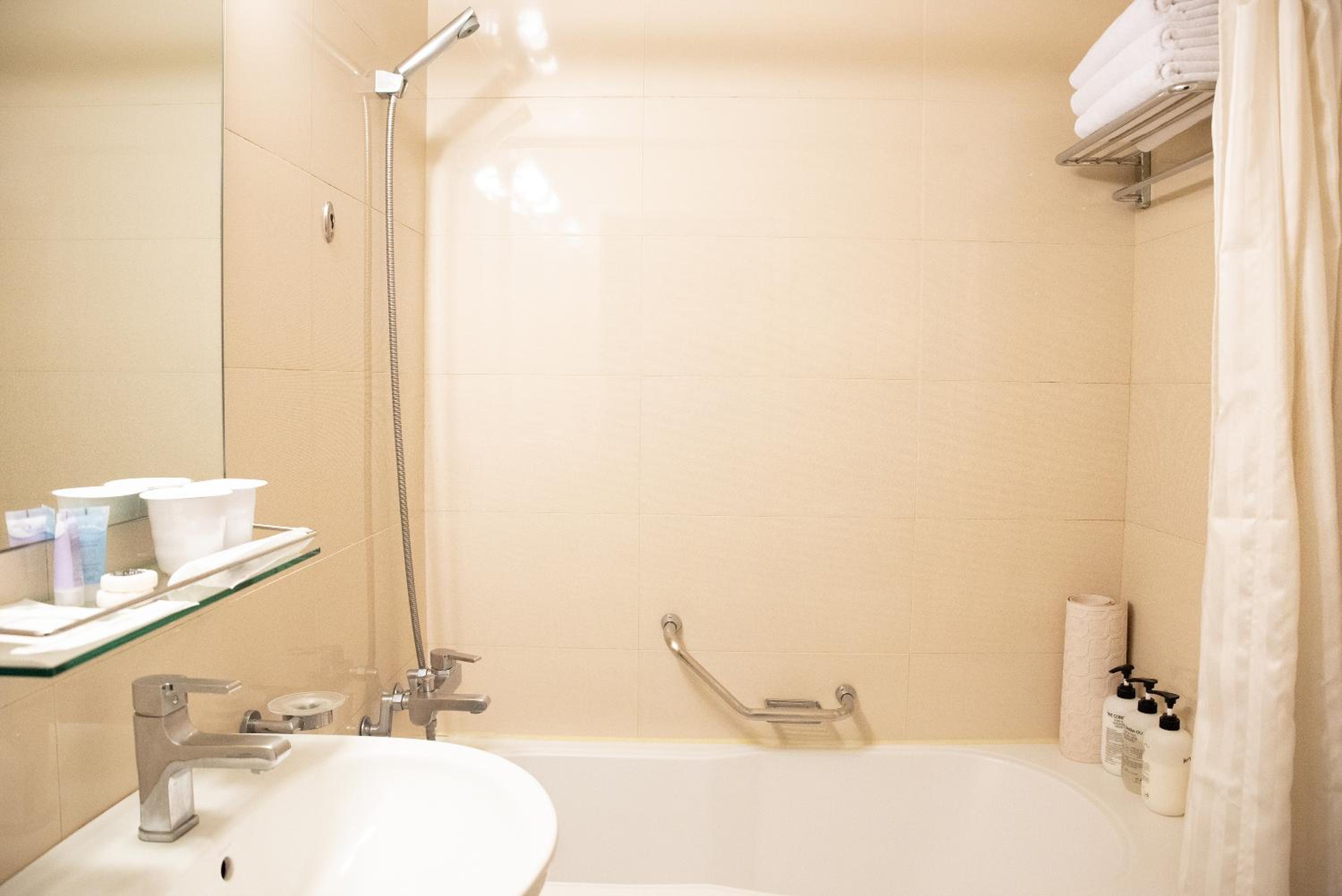 Standard Twin Room - Photo 8