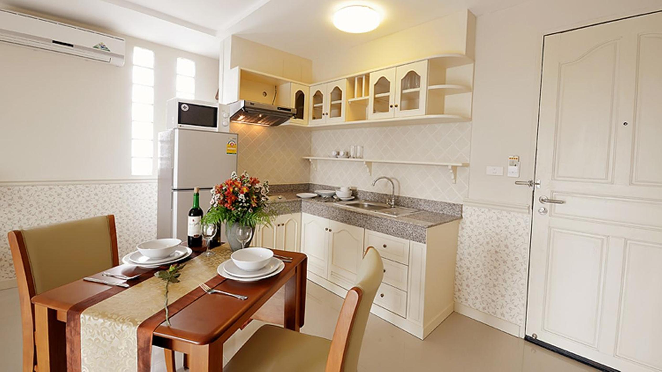 One-Bedroom Suite - Photo 2