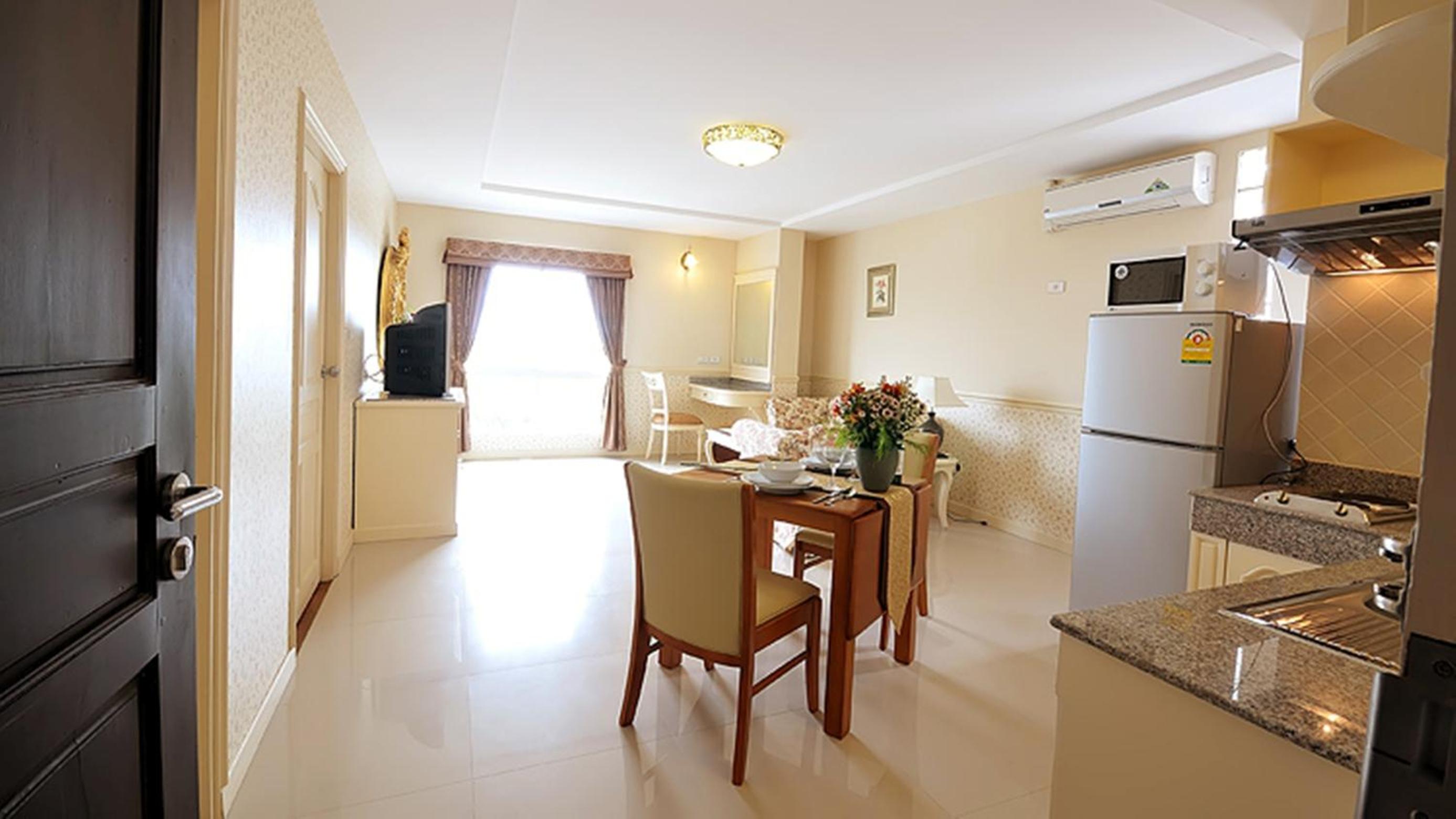 One-Bedroom Suite - Photo 5