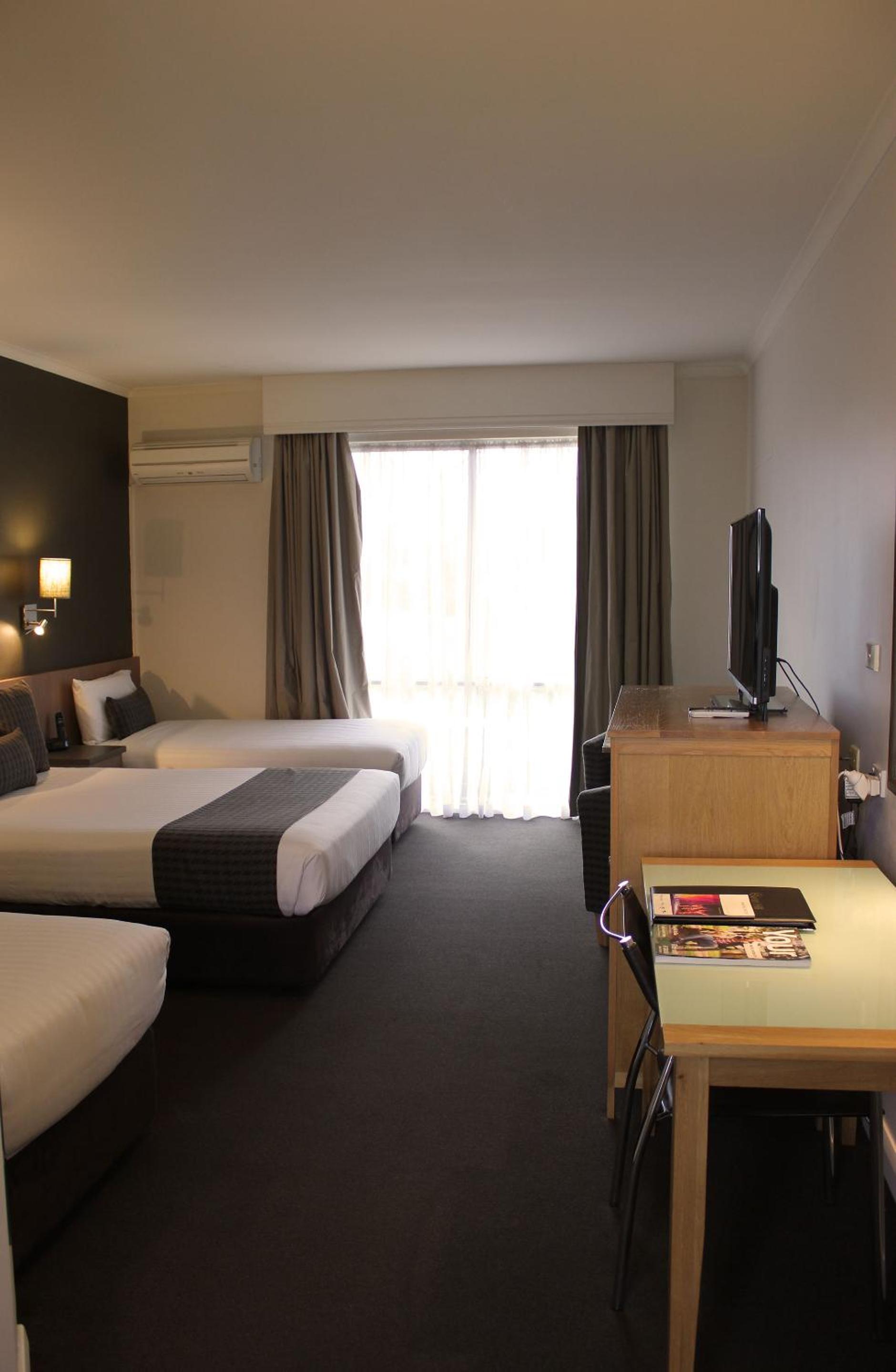 Deluxe Queen Room with One Queen and Two Single Beds - Photo 2