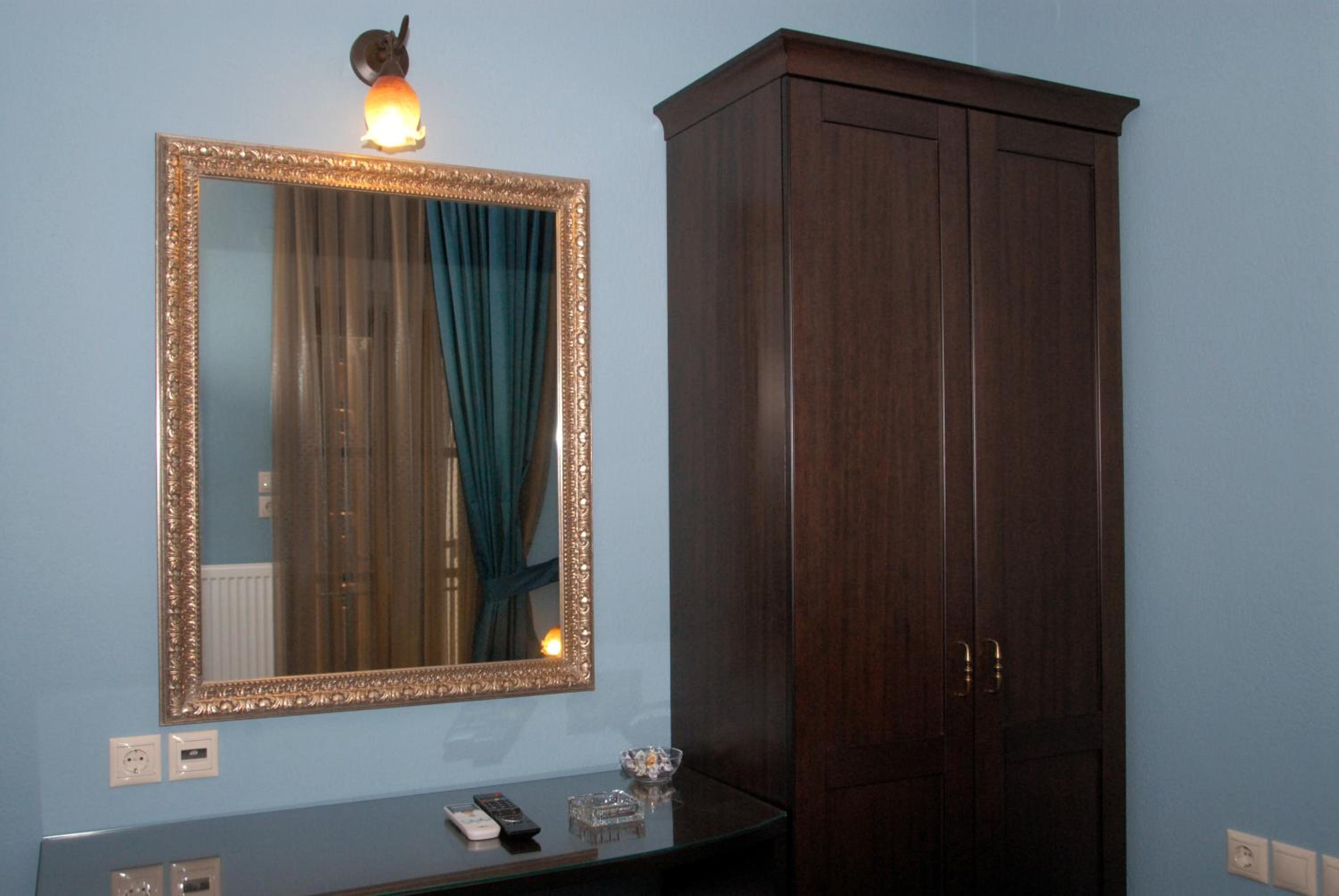 Family Room (3 Adults) - Photo 6