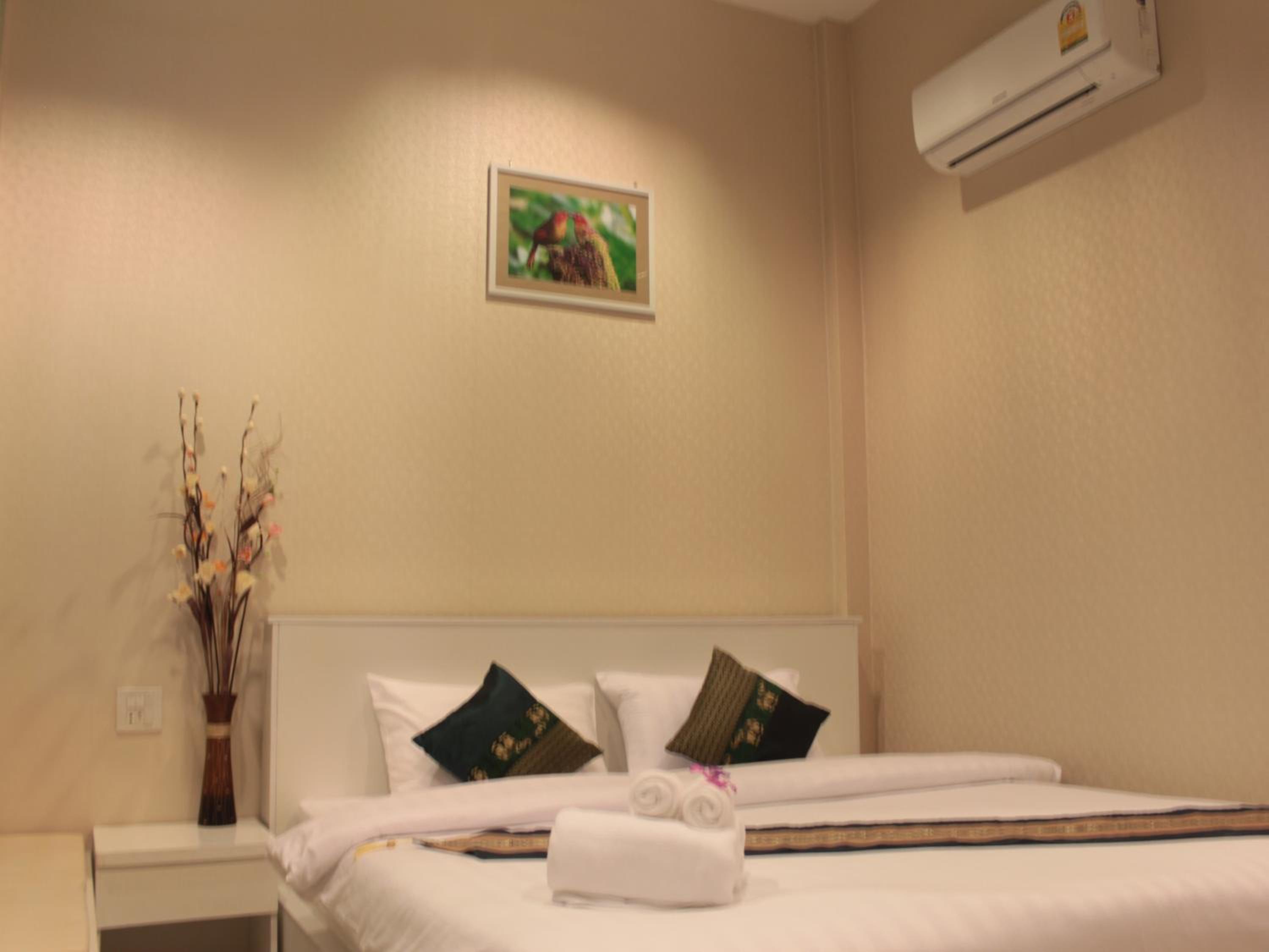 Deluxe Family Room with Pool Access  - Photo 7