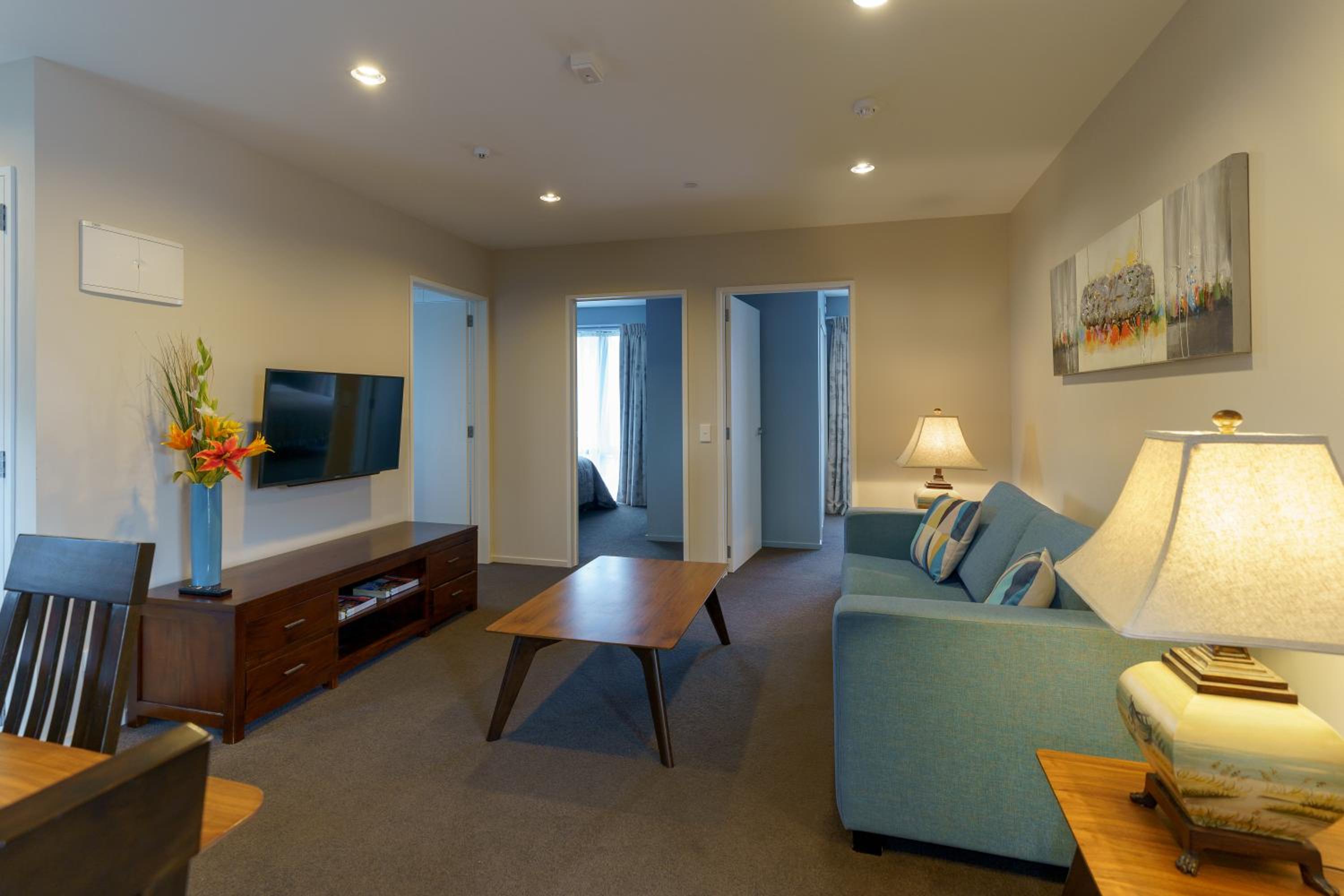 Deluxe Two-Bedroom Apartment photo 3