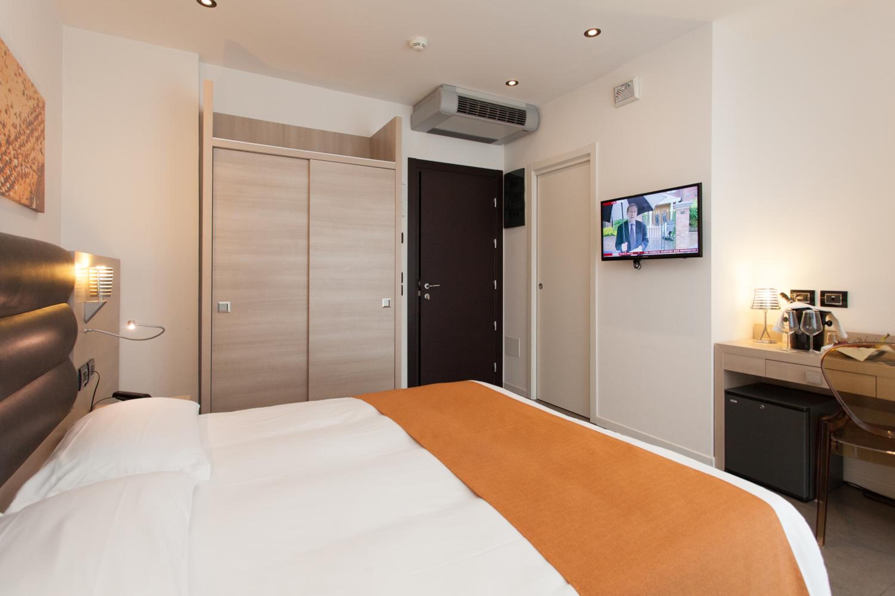 Classic Double or Twin Room with Partial Sea View photo 3