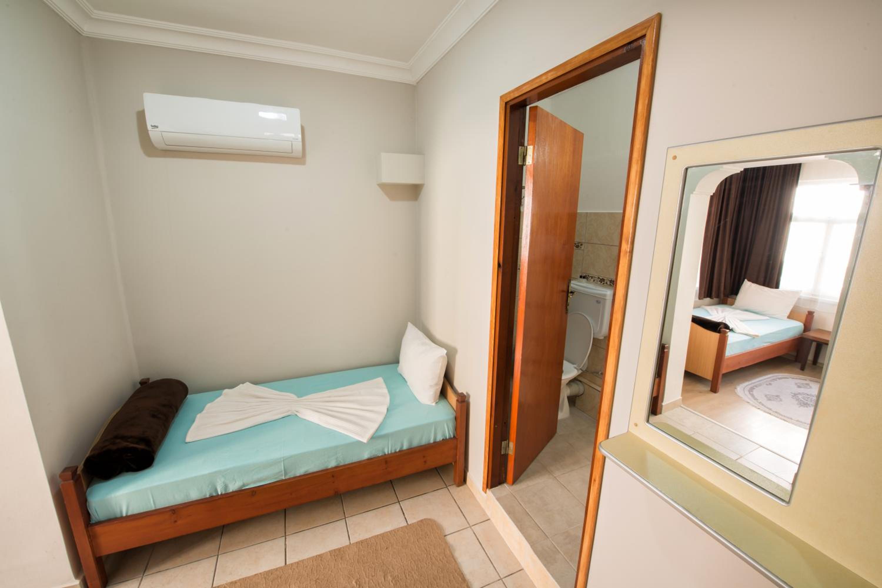 Triple Room with Bathroom and Air-Conditioning photo 3