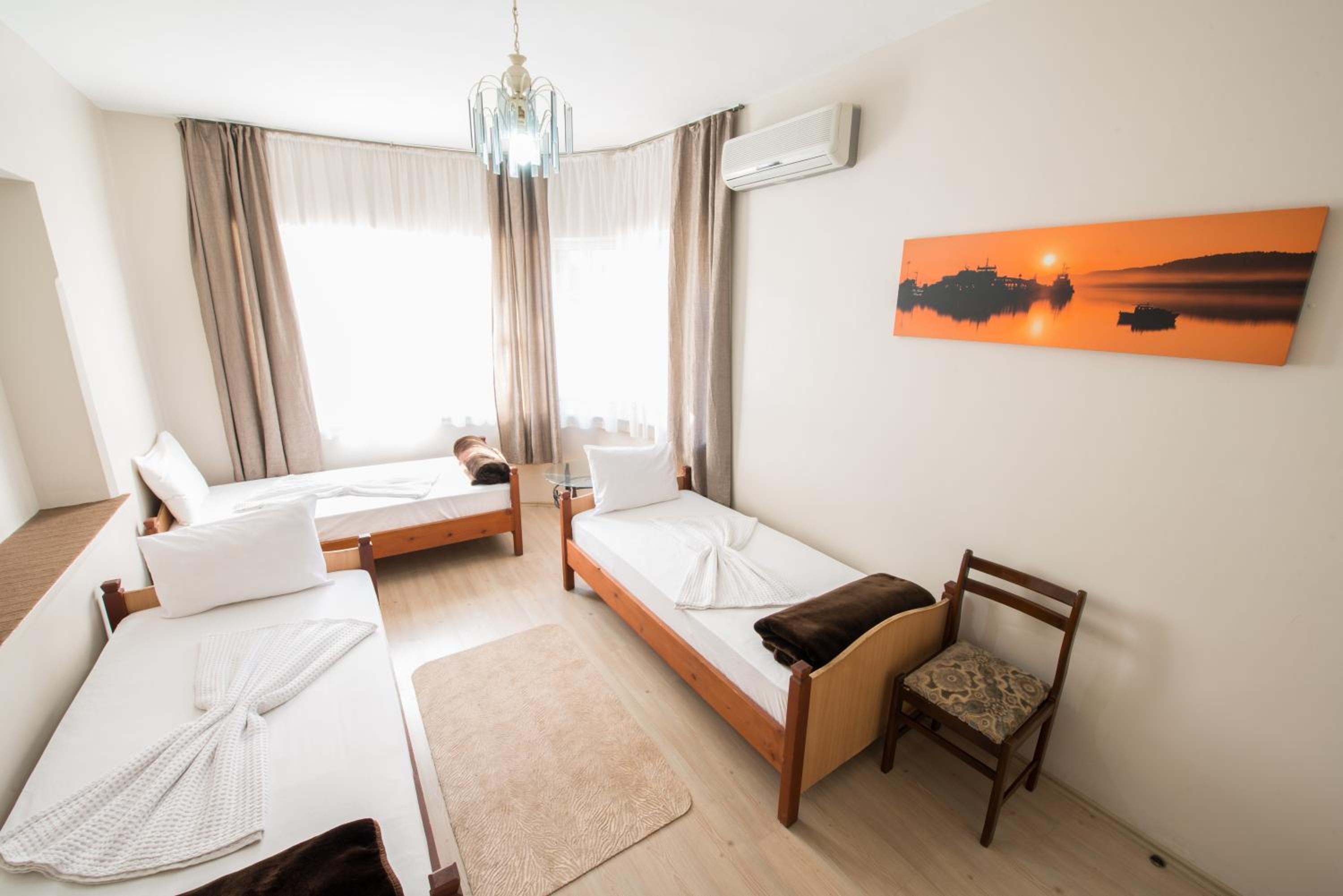 Triple Room with Bathroom and Air-Conditioning photo 1