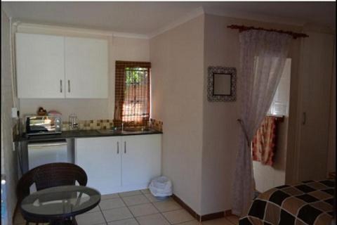 Budget Double Room - Photo 4
