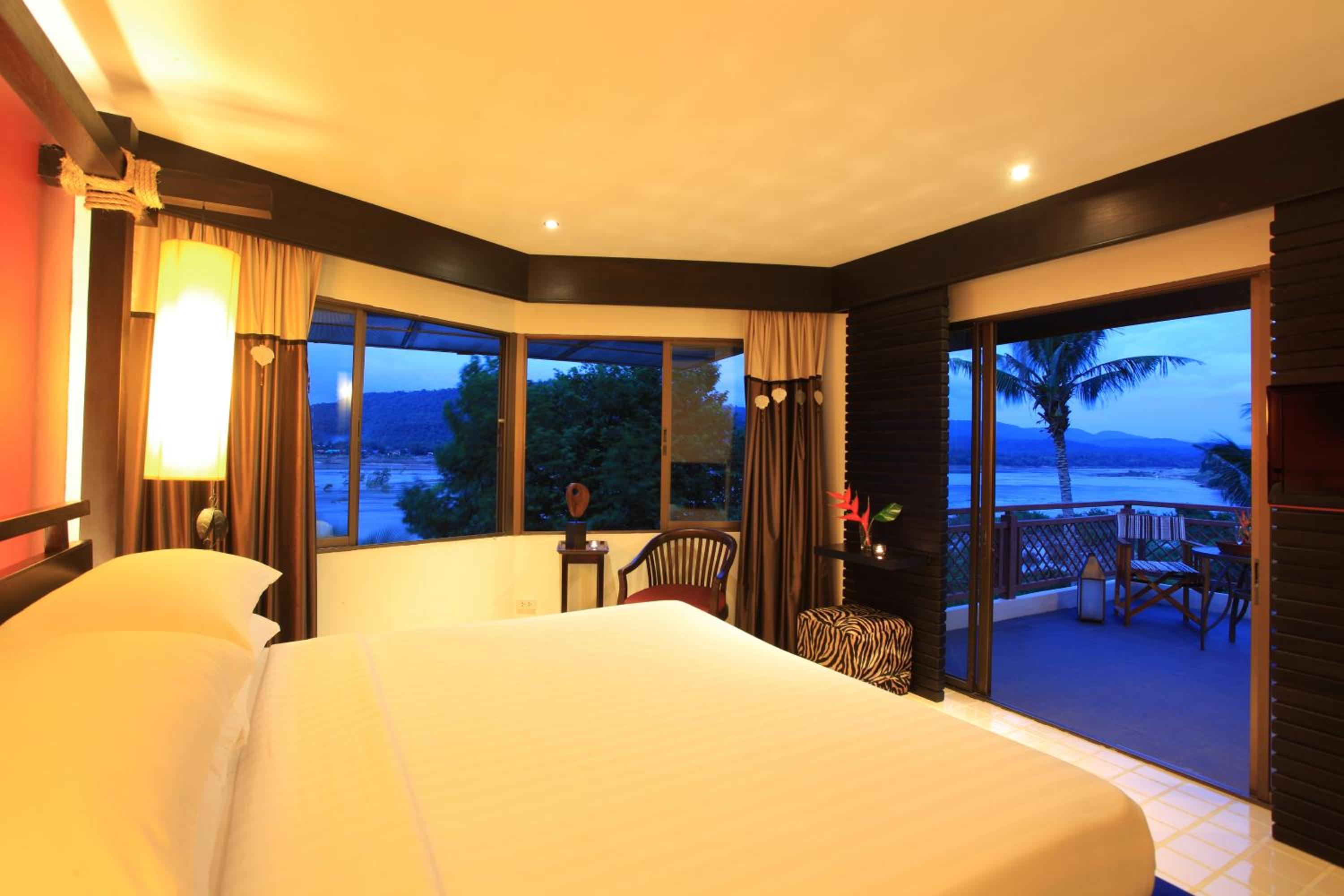 Deluxe Double Room with Balcony photo 3