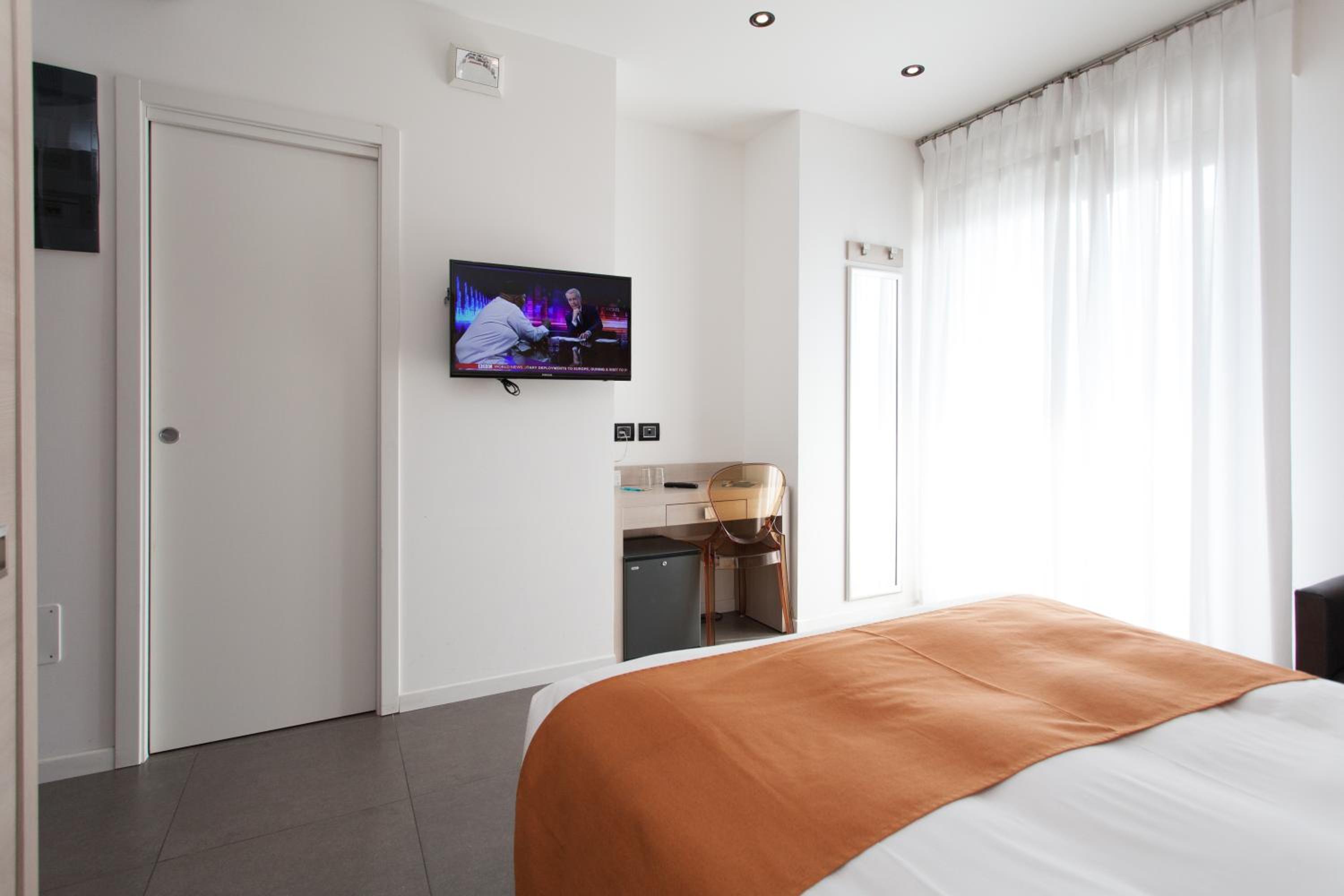 Classic Double or Twin Room with Partial Sea View photo 1
