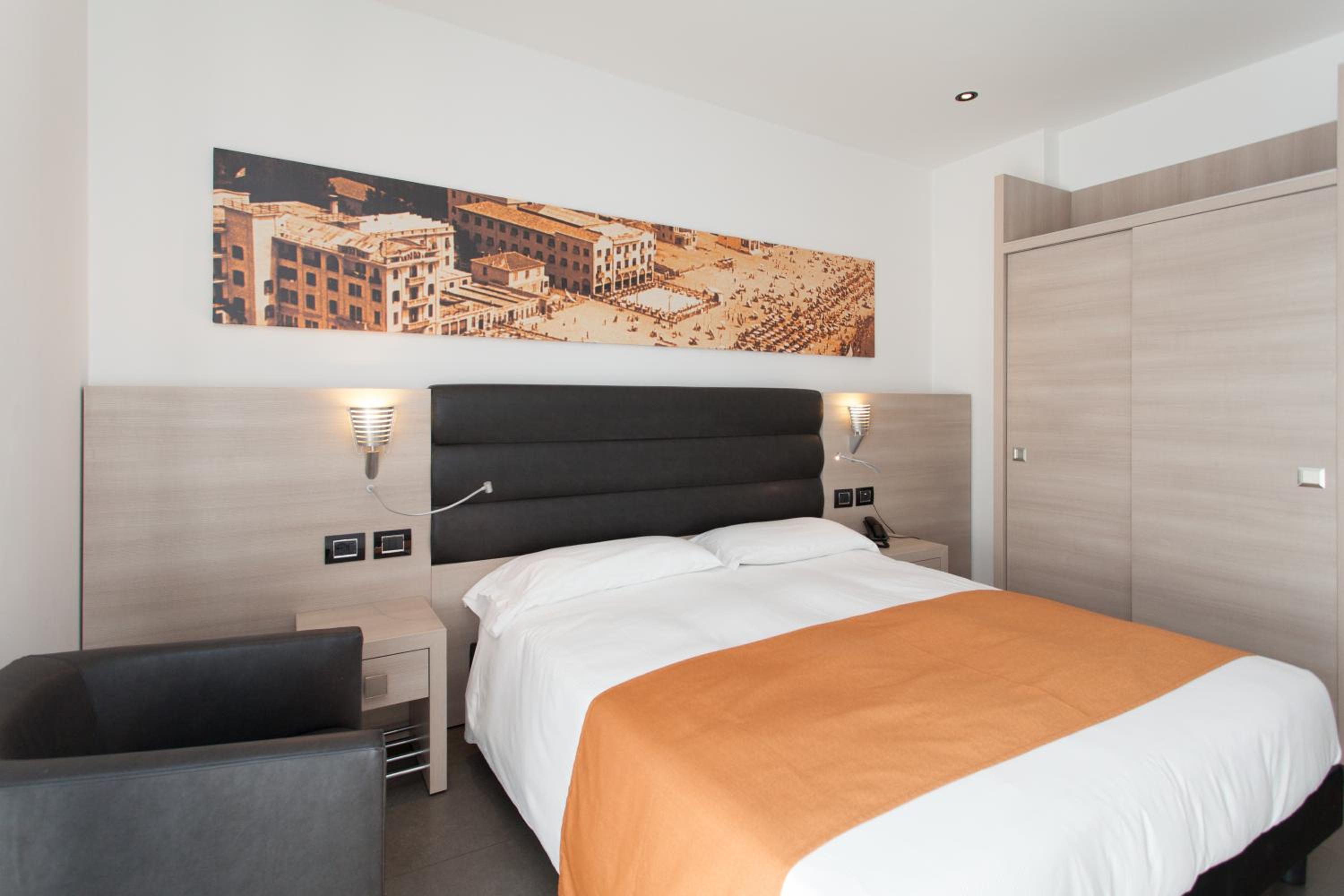 Classic Double or Twin Room with Partial Sea View photo 2