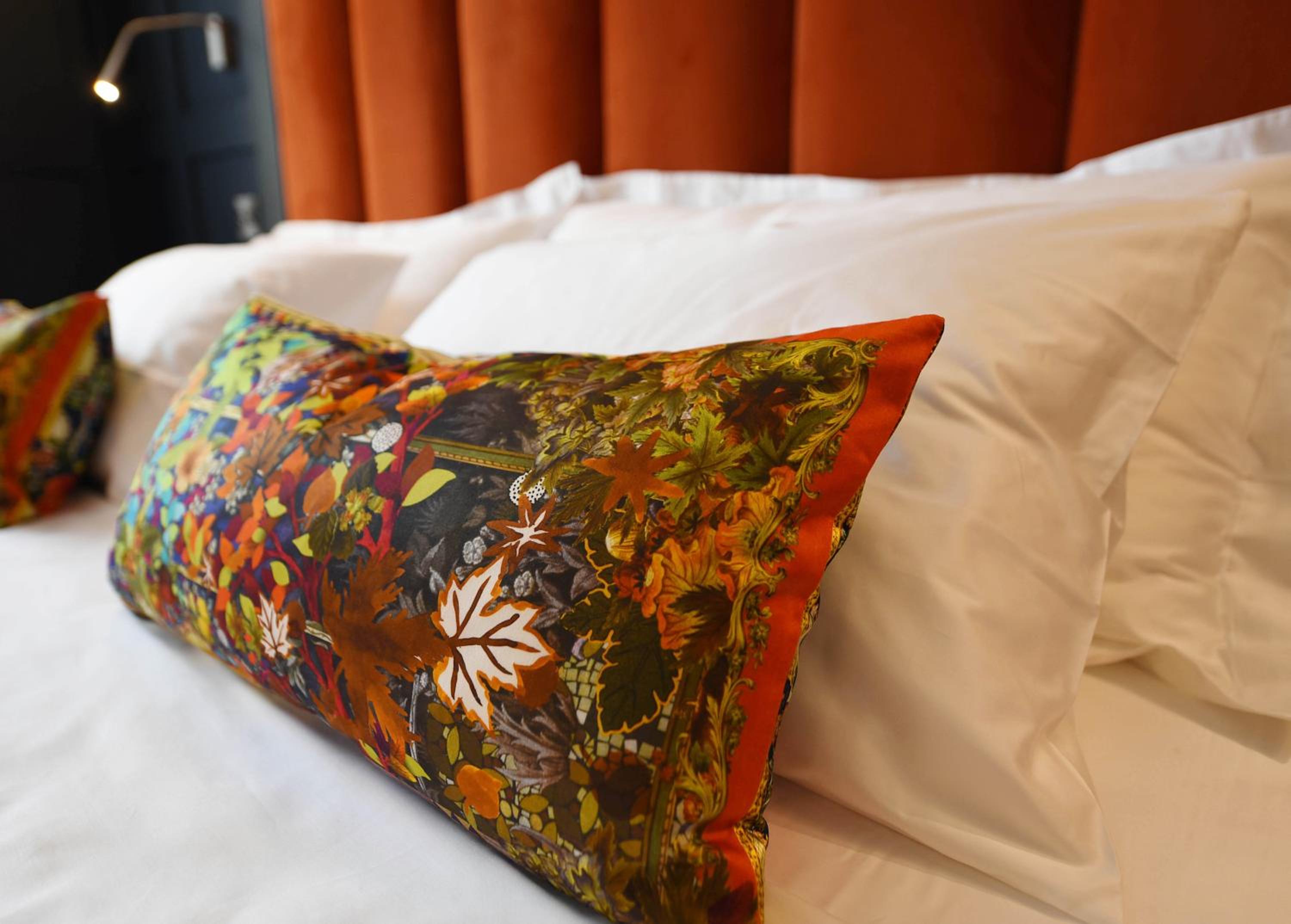 Deluxe King Room - Photo 13