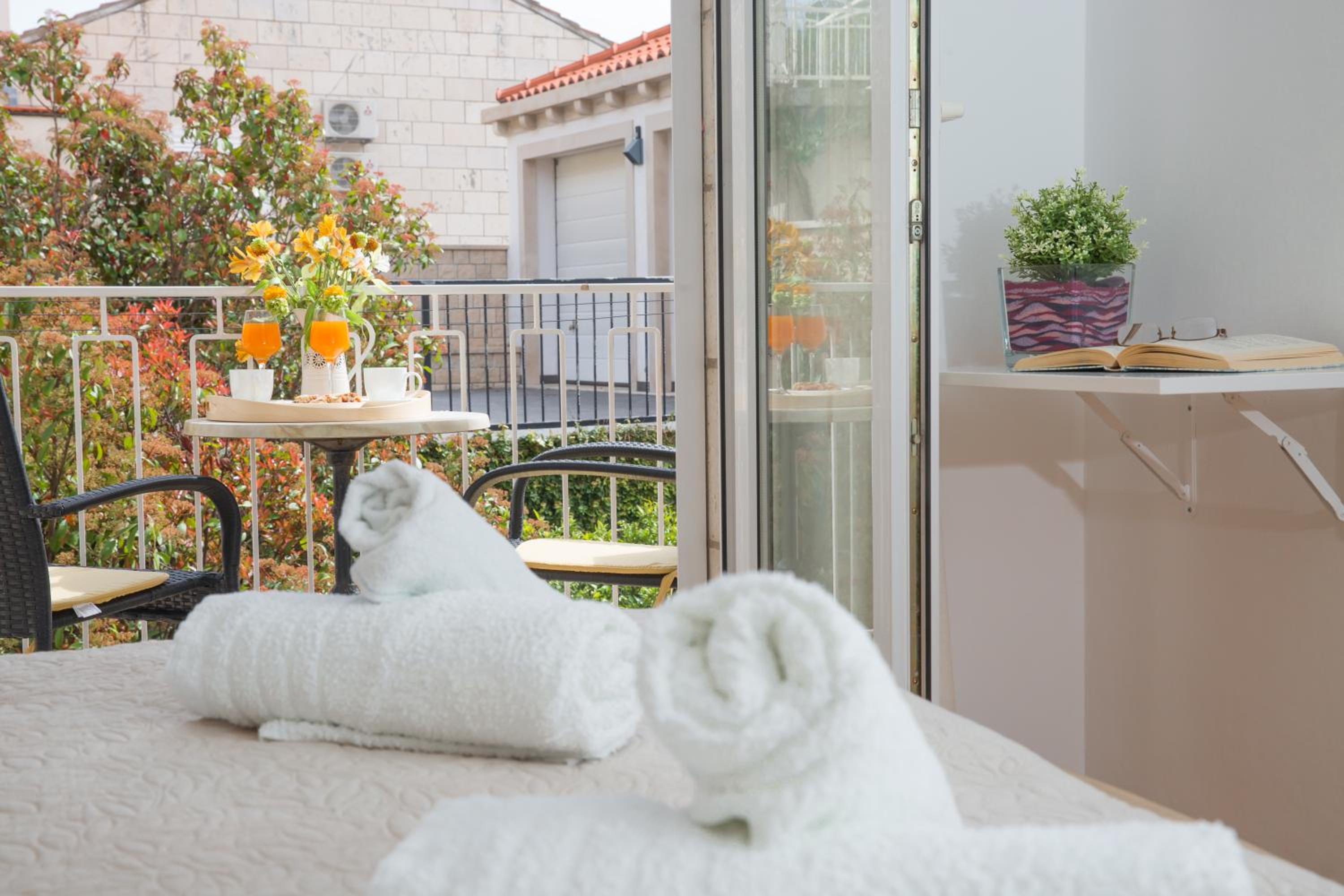 Double Room with Balcony and Garden View photo 2