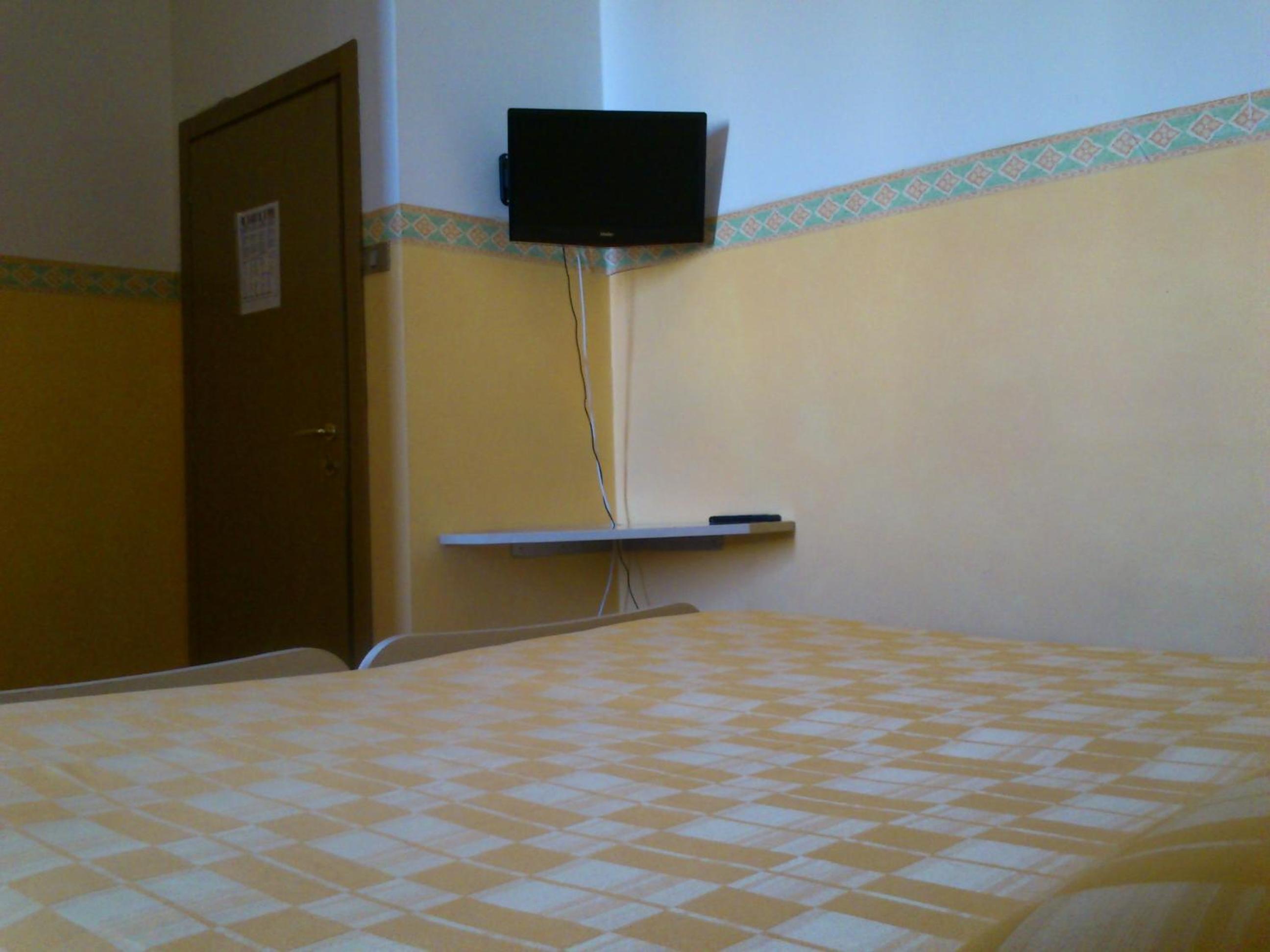 Double or Twin Room - Photo 5