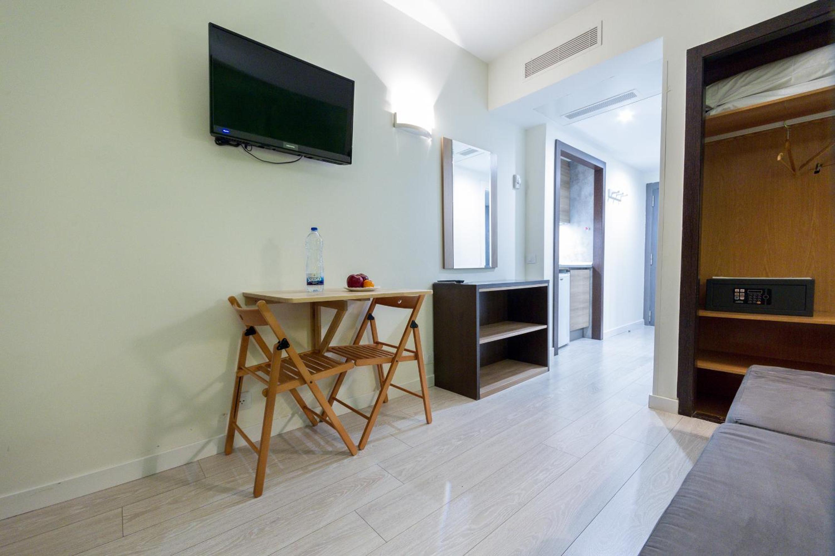 Family Room thumbnail 6