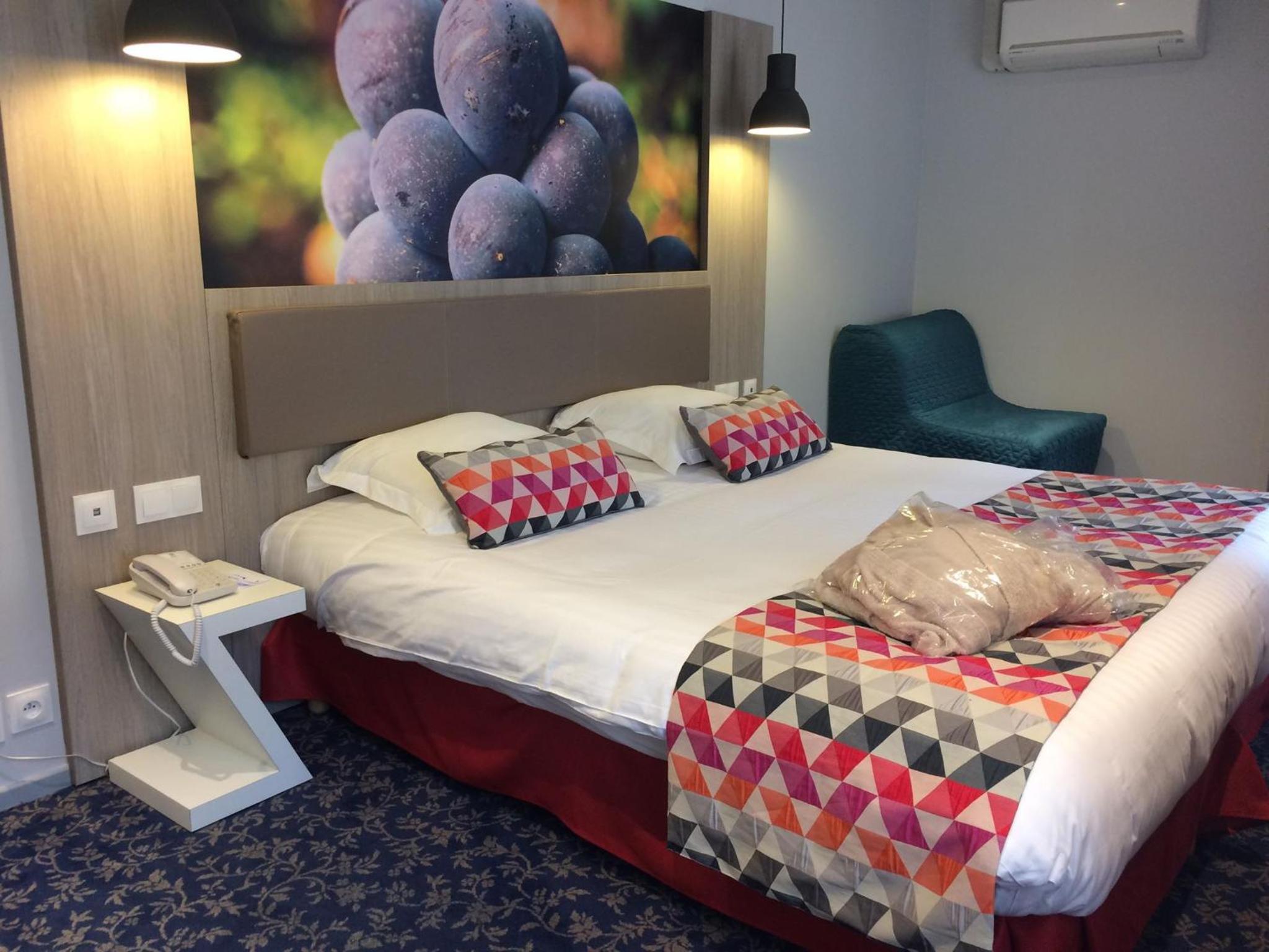 Junior King Suite - Non-Smoking - Photo 2