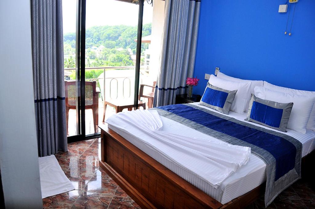Deluxe Double Room with Balcony photo 1