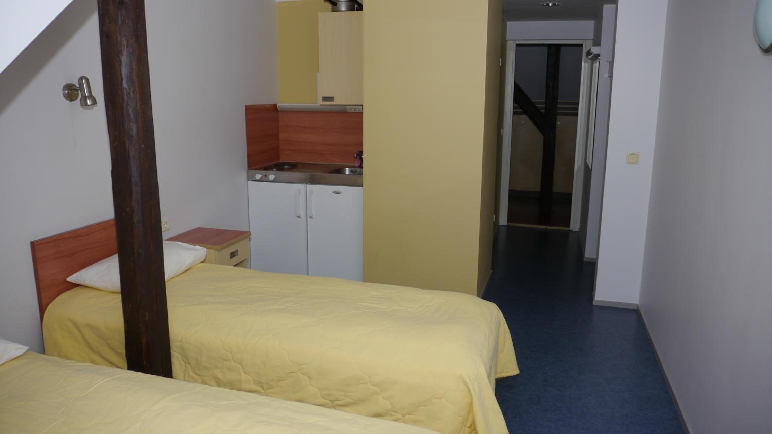 Budget Twin Room - Photo 8