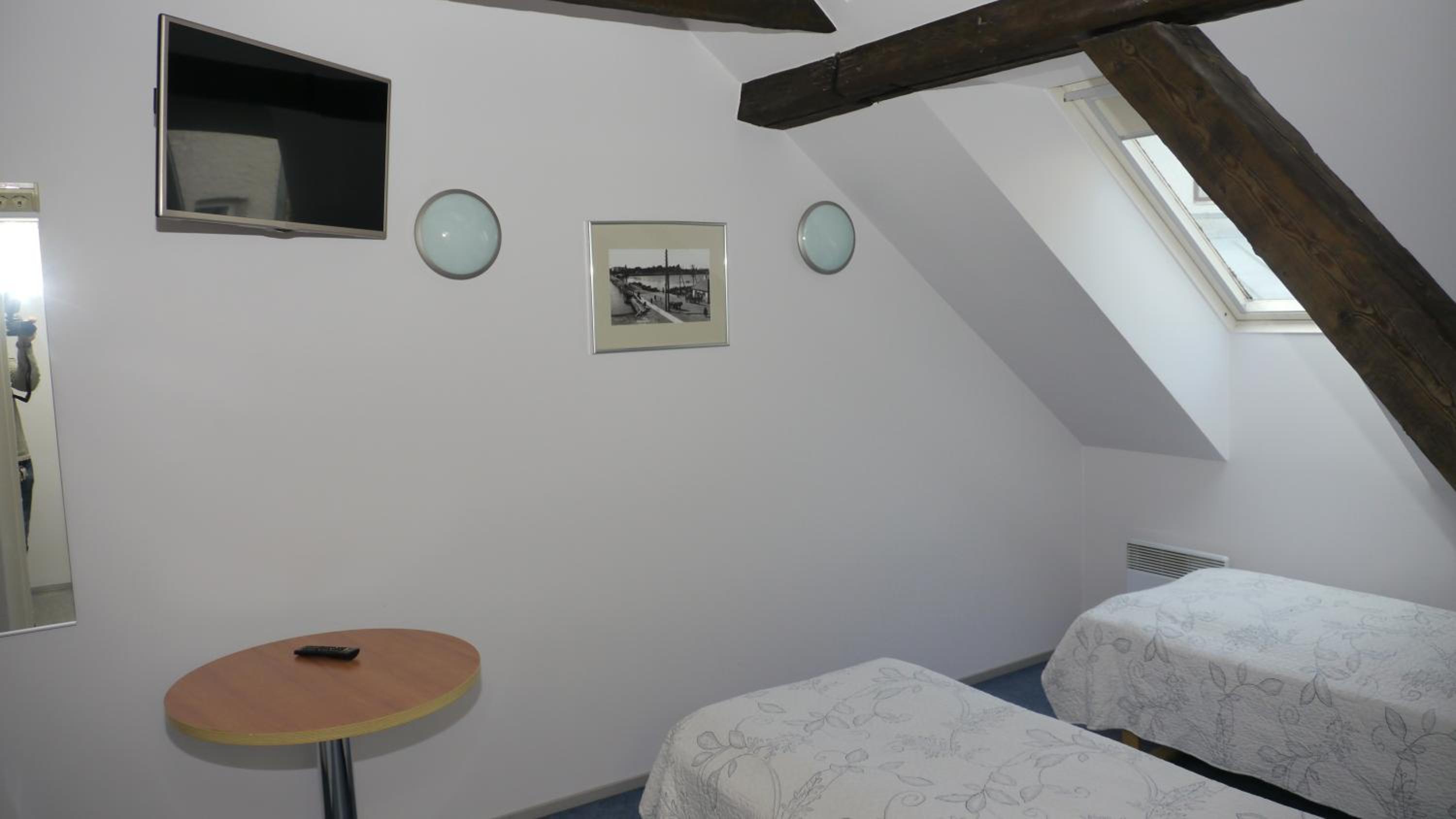 Budget Twin Room - Photo 6