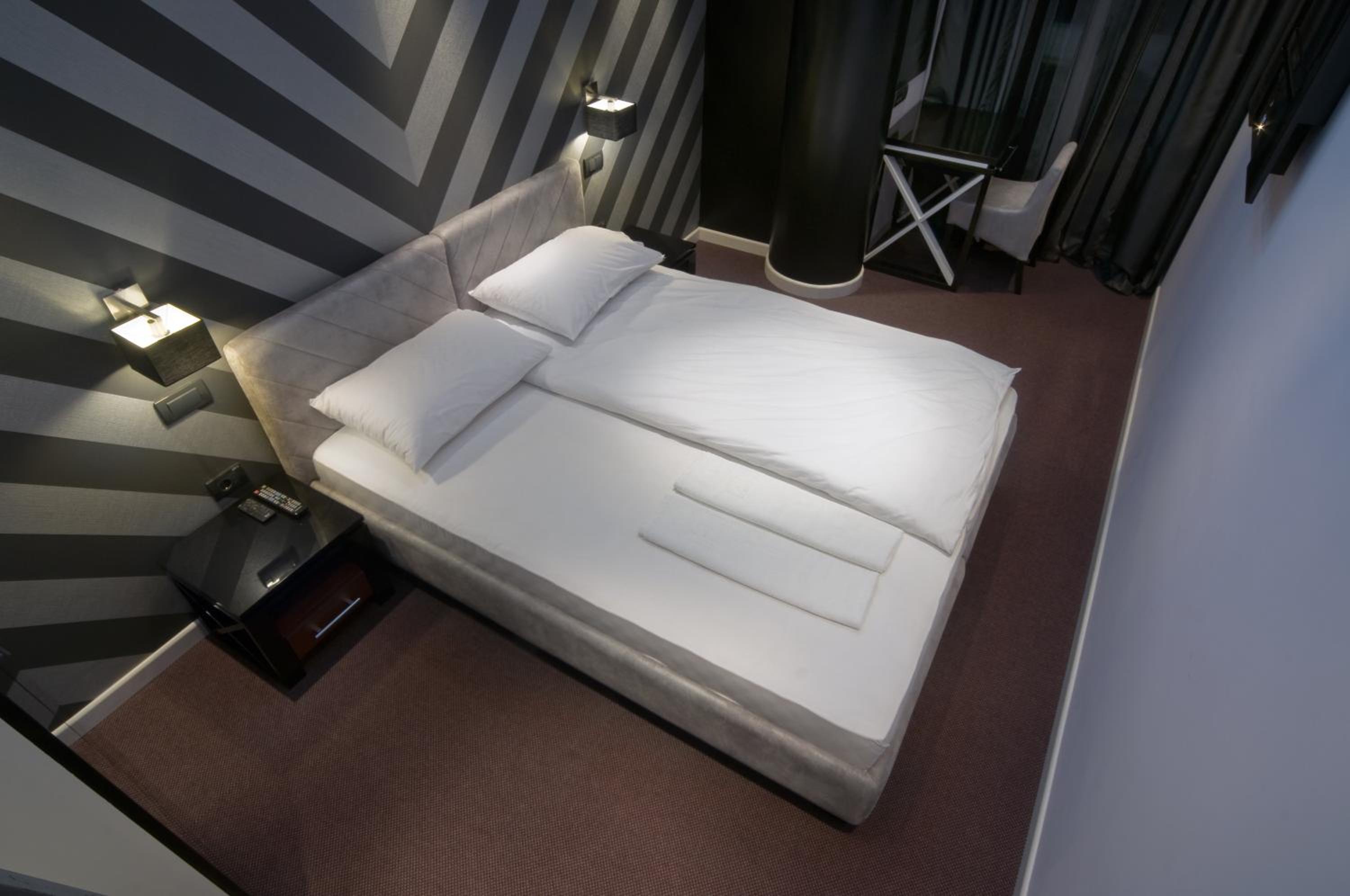 One-Bedroom Suite with Balcony - Photo 5