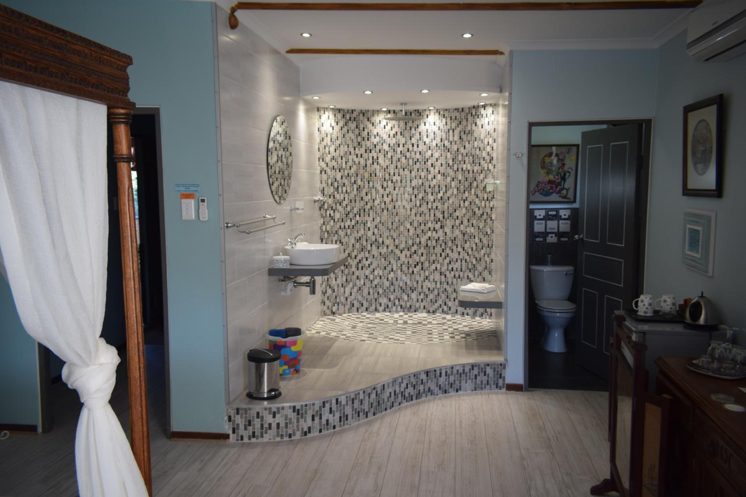 Superior Suite with Balcony and River View - Queen photo 3