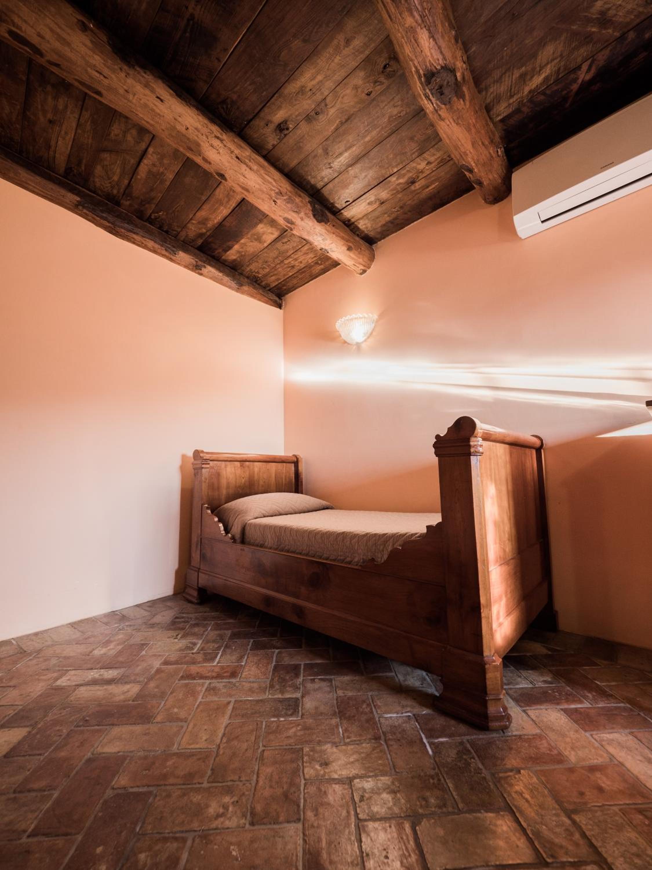 One-Bedroom Apartment - Photo 2