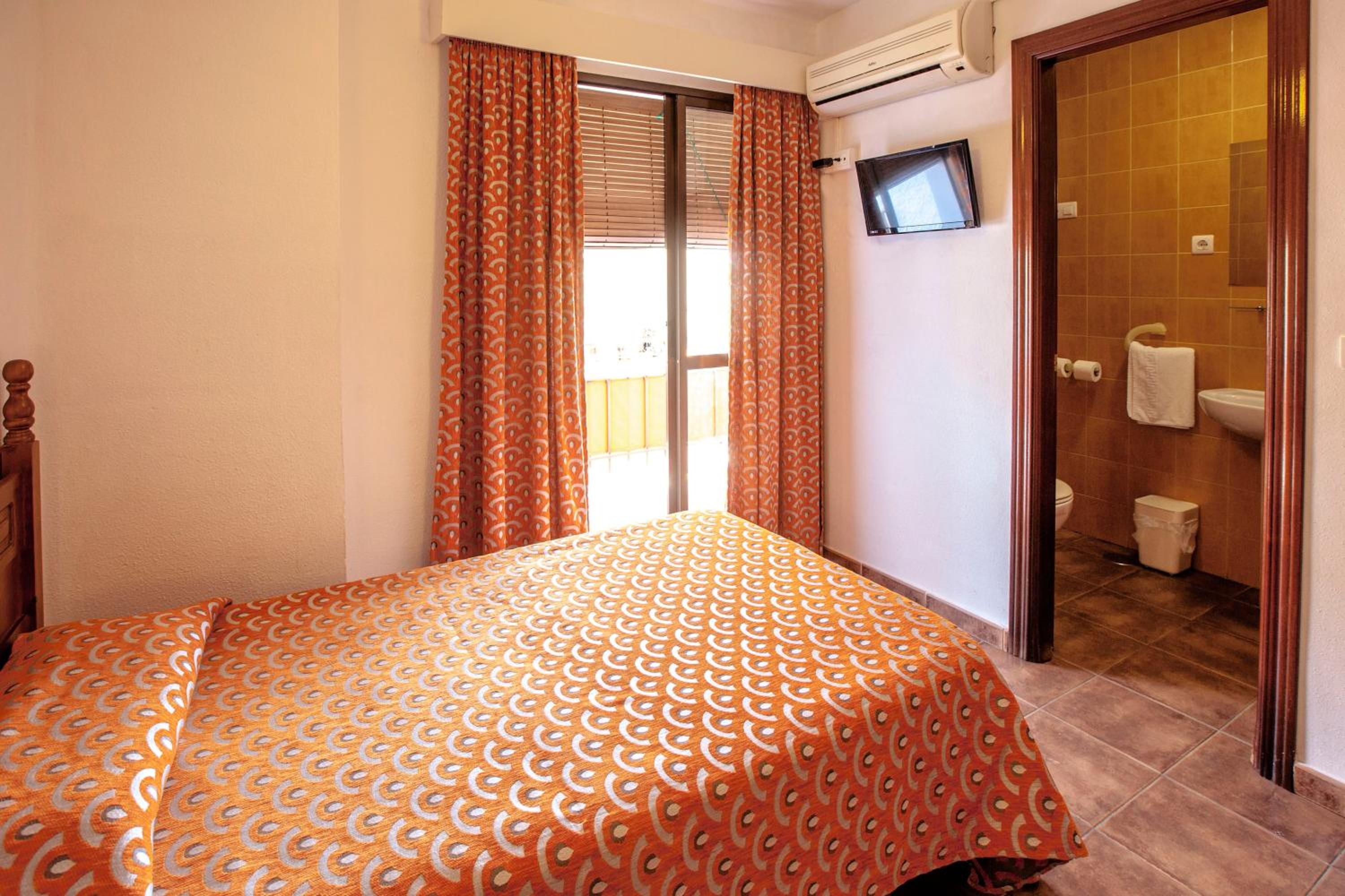 Single Room With Private Bathroom photo 3