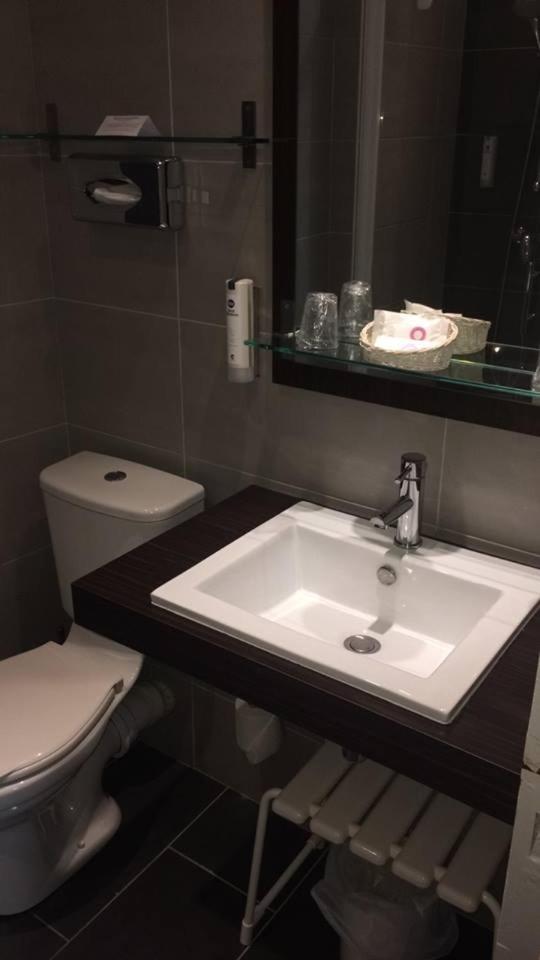 Standard Double Room - Photo 13