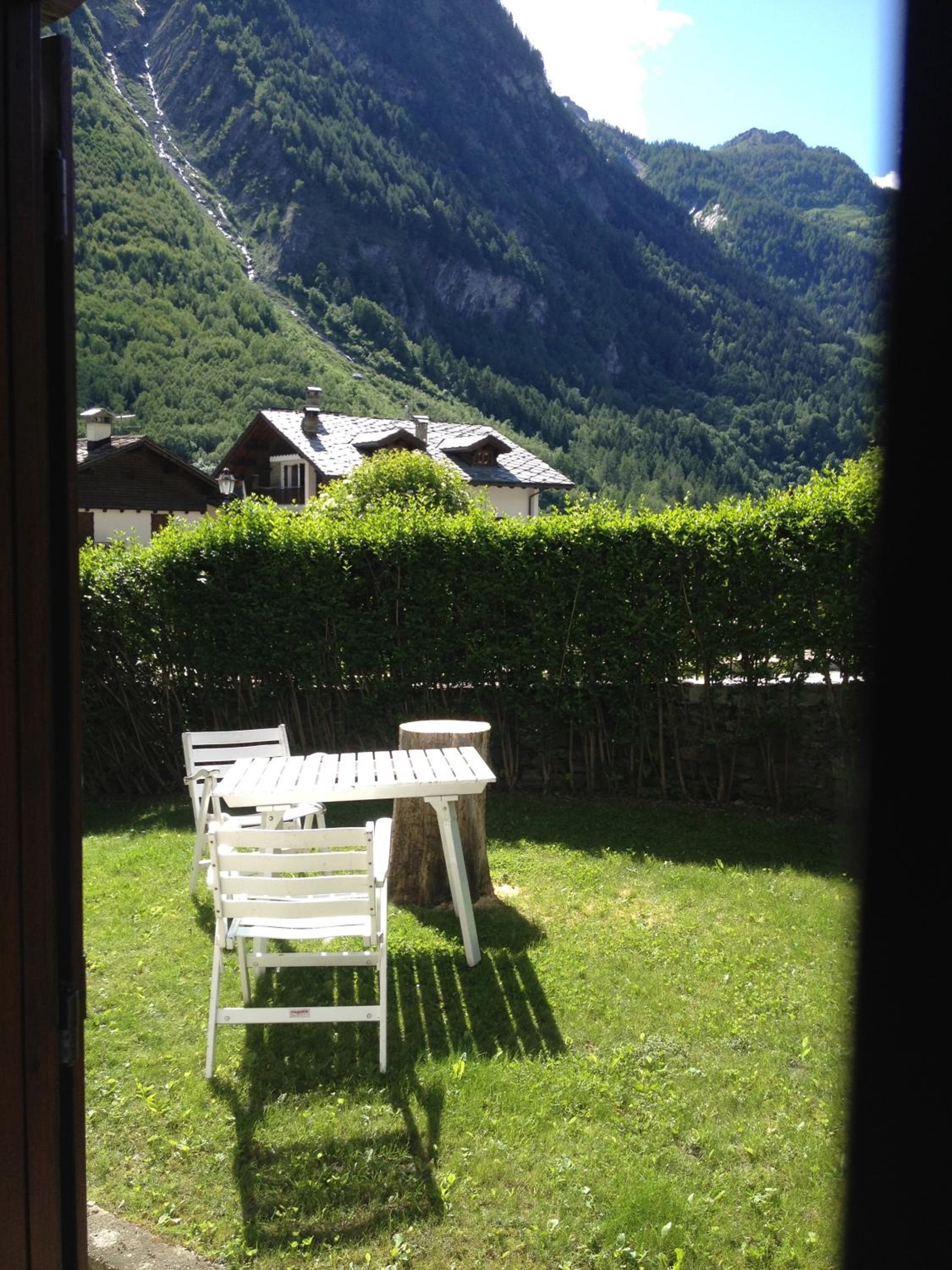 One-Bedroom Apartment with Private Garden - Photo 20