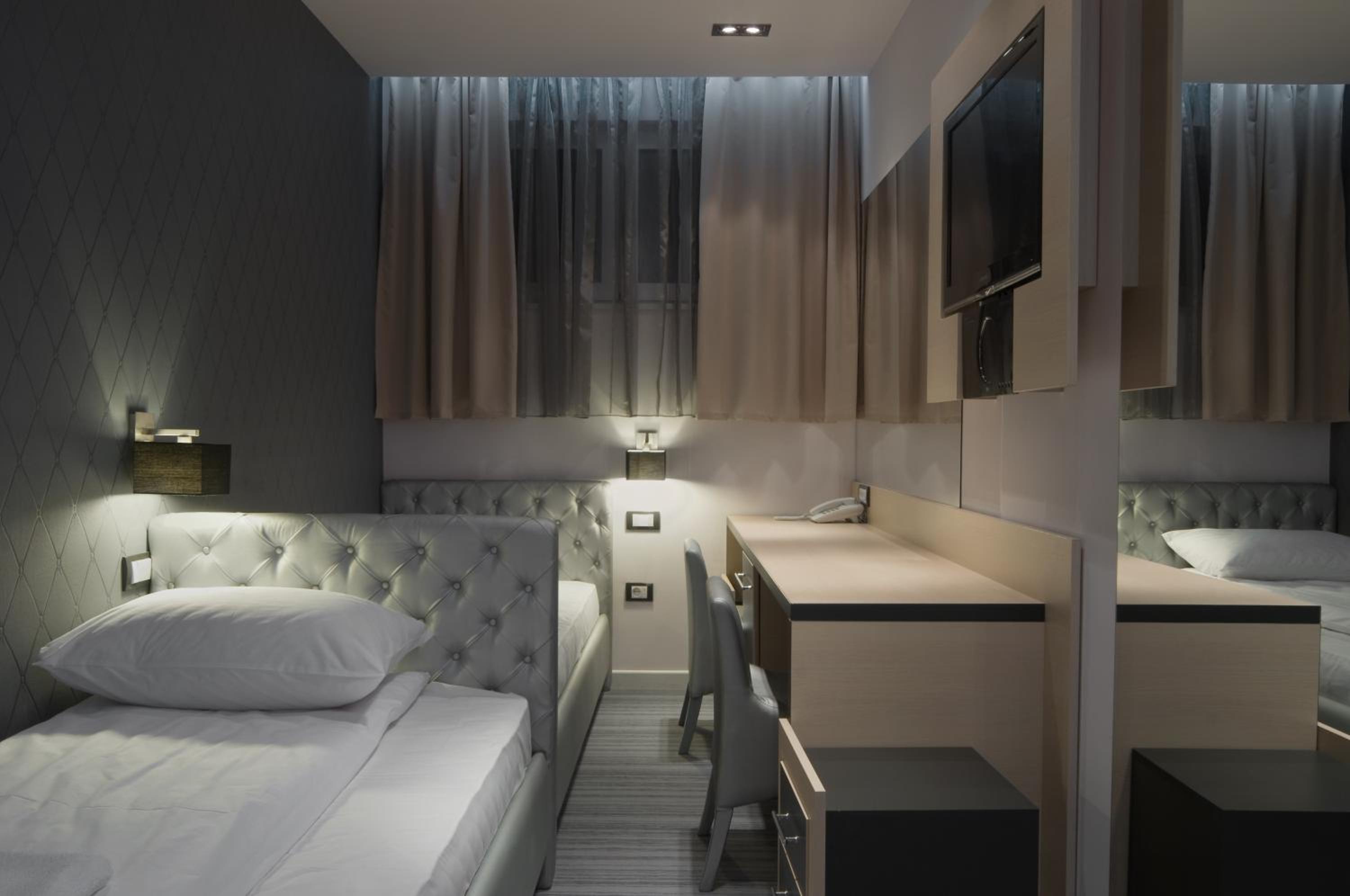 Twin Room - Photo 5