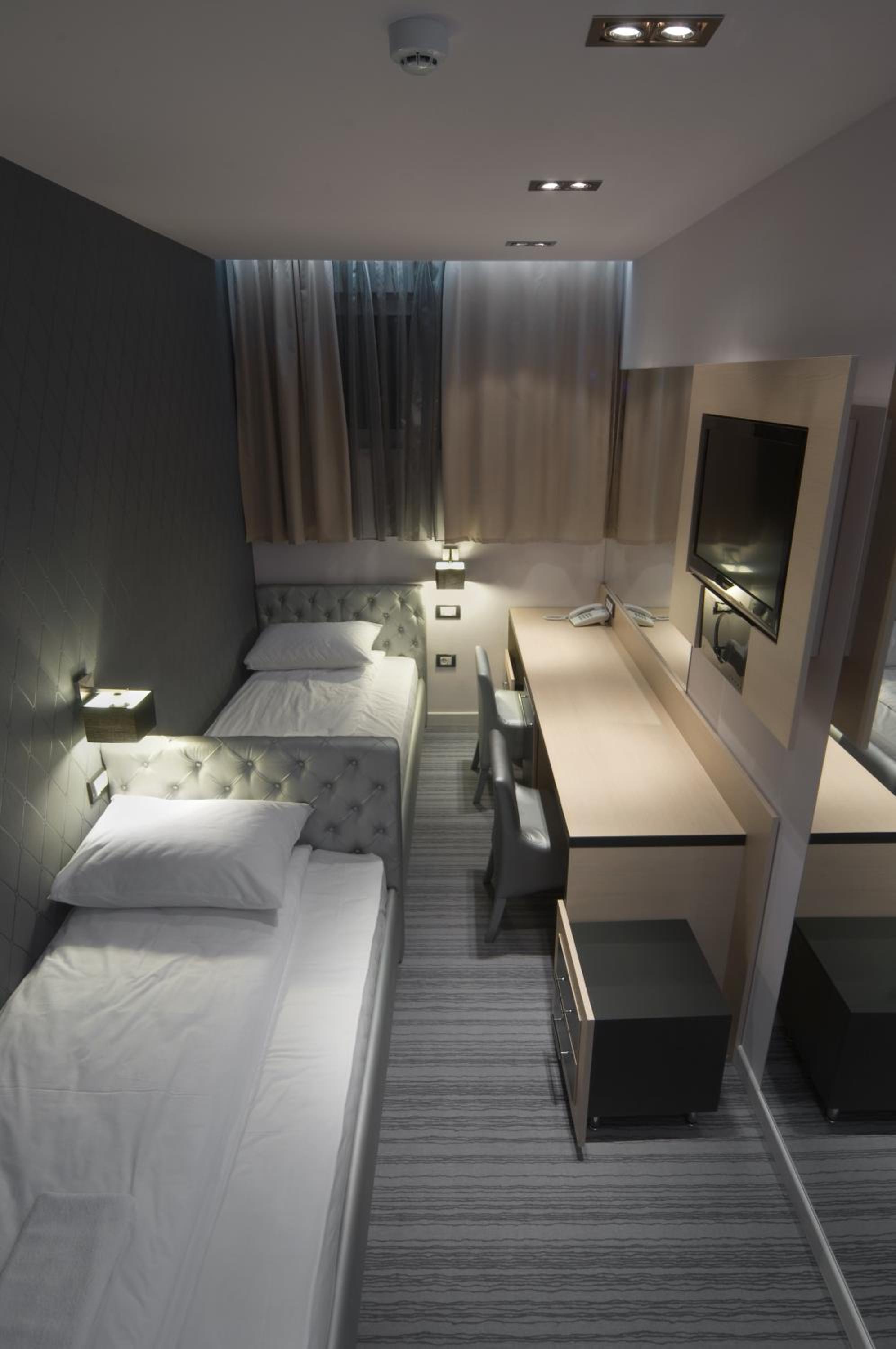 Twin Room - Photo 6
