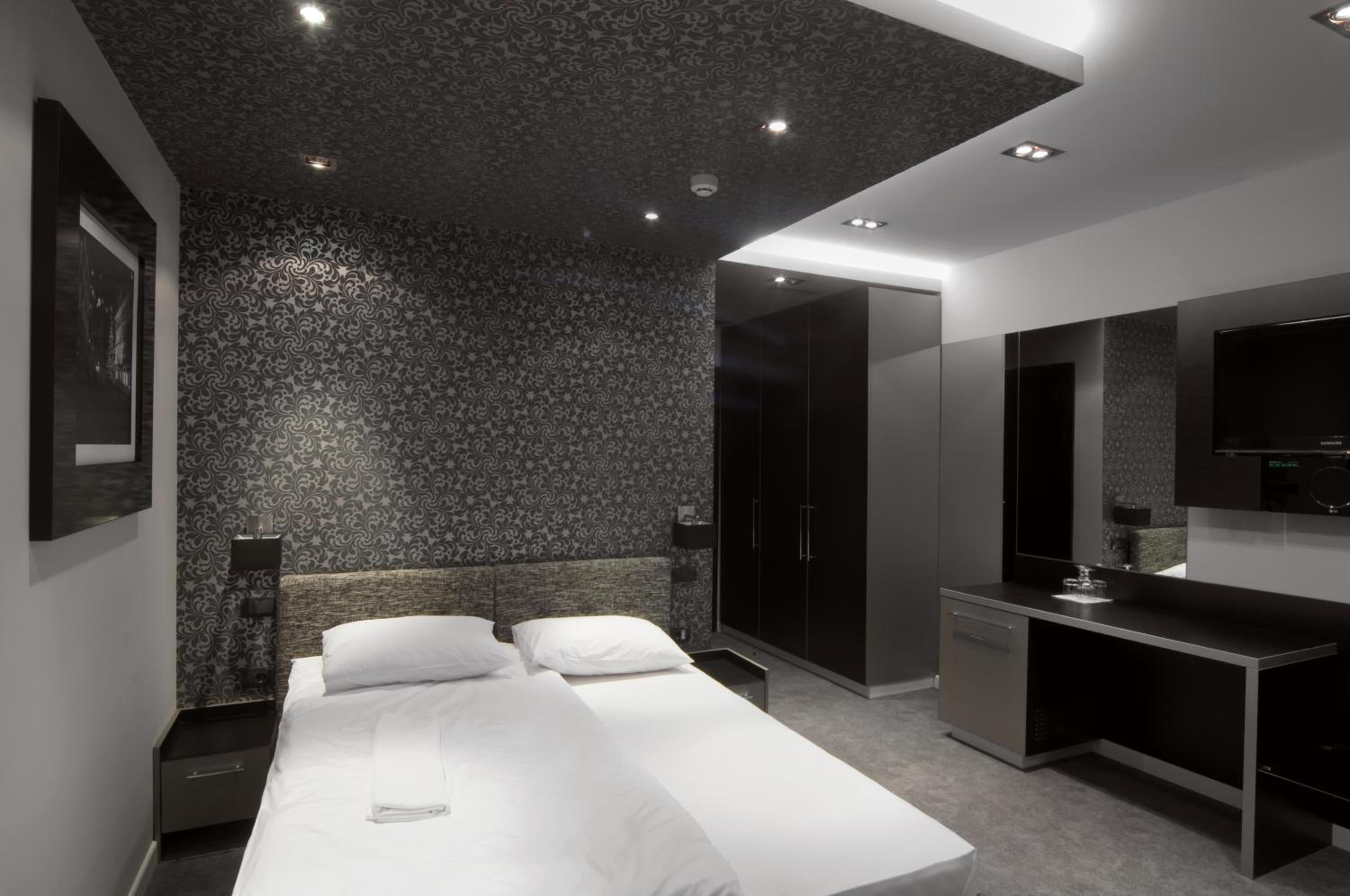 Deluxe Double Room - Photo 9