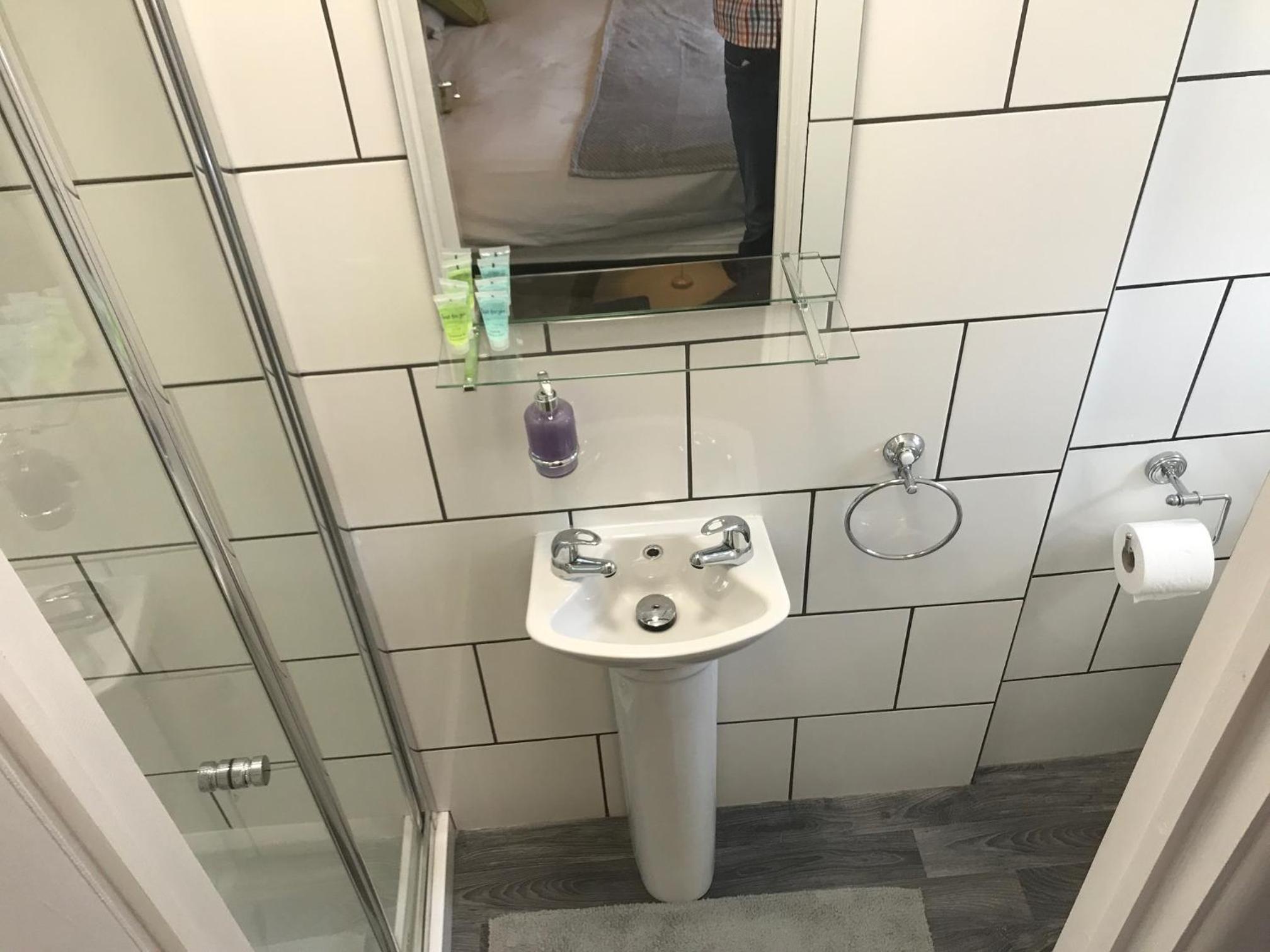 Twin Room with Private Bathroom photo 2
